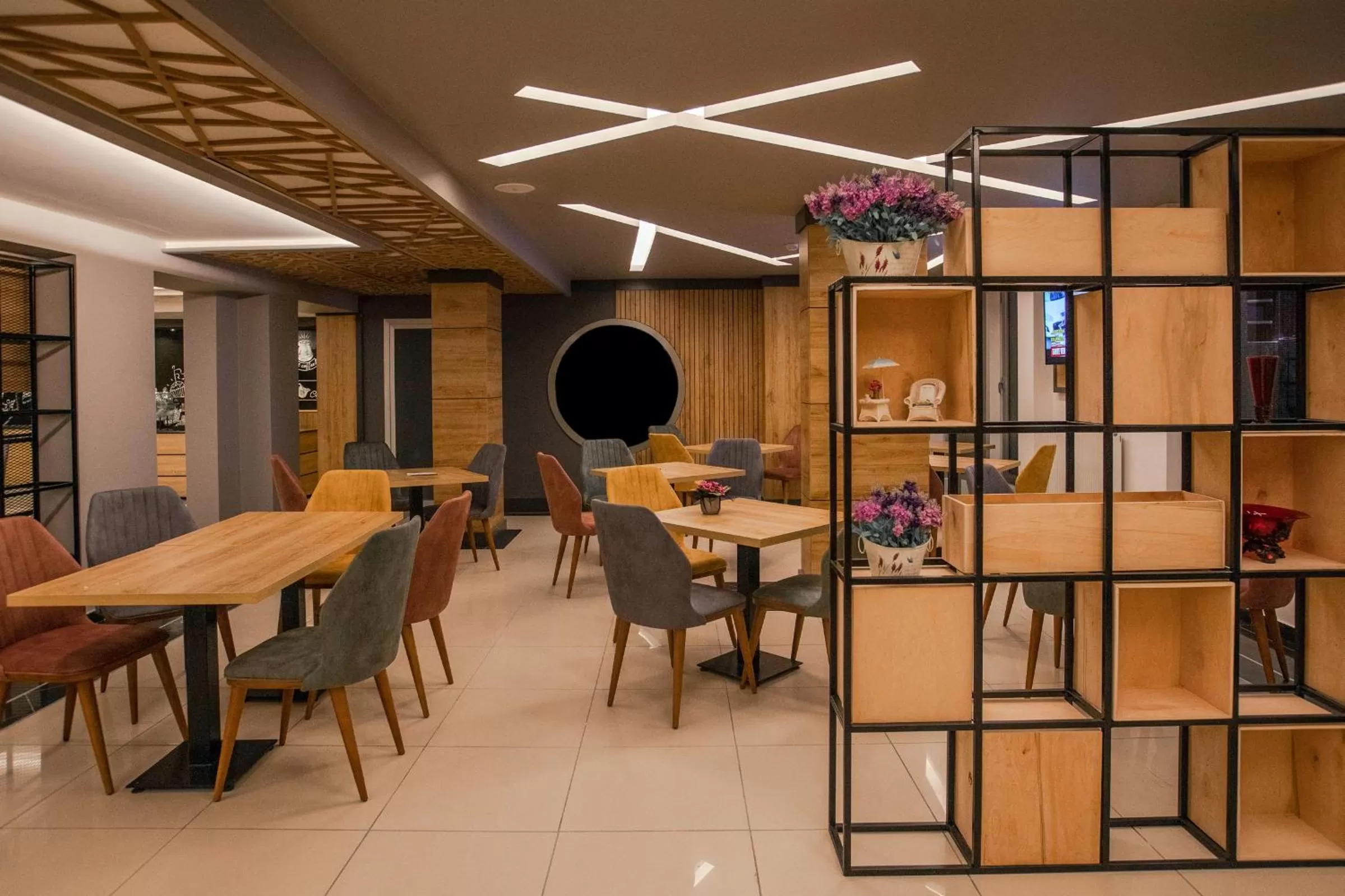 Restaurant/places to eat in Adresin Hotel