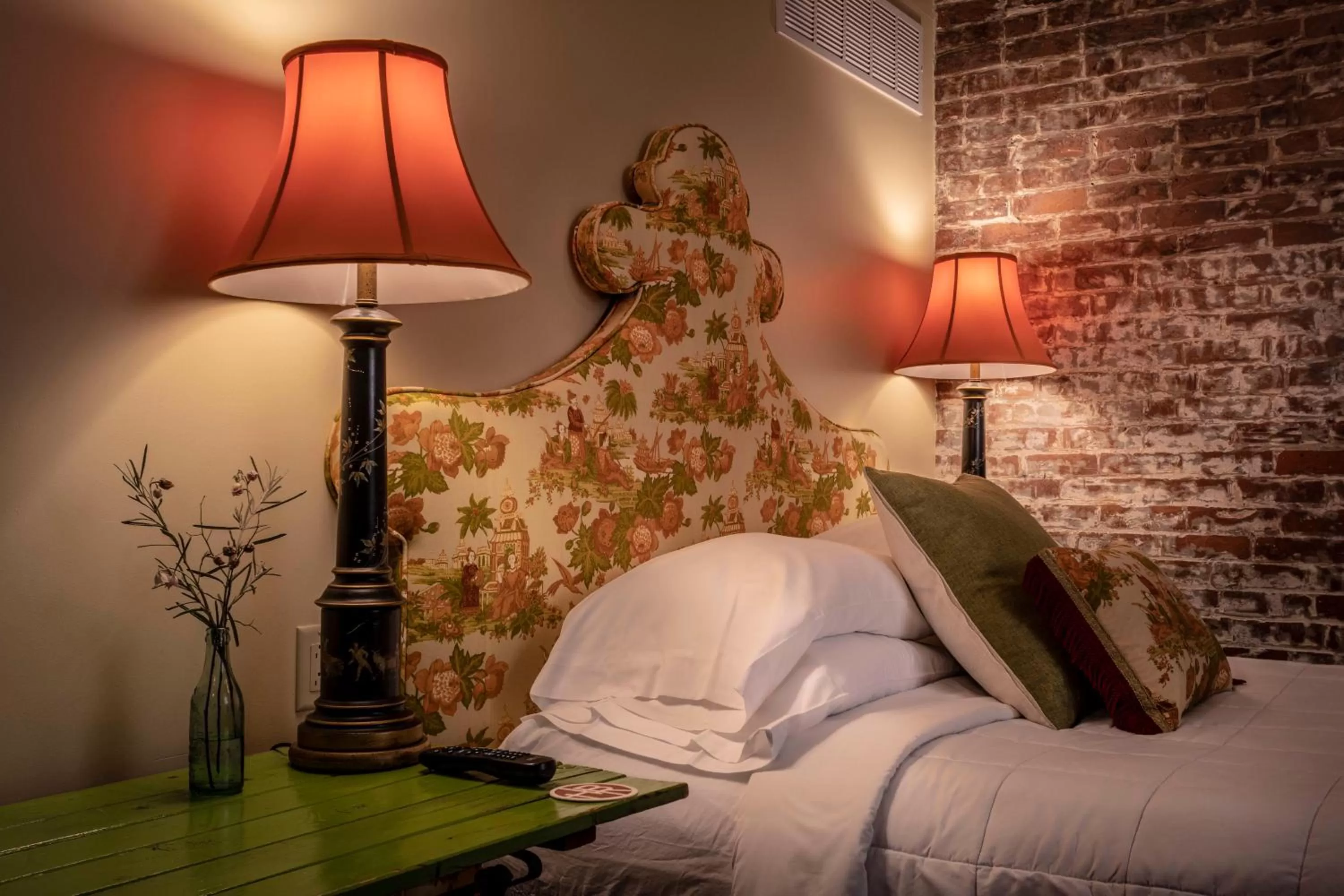 Bed in Hotel Broad Ripple