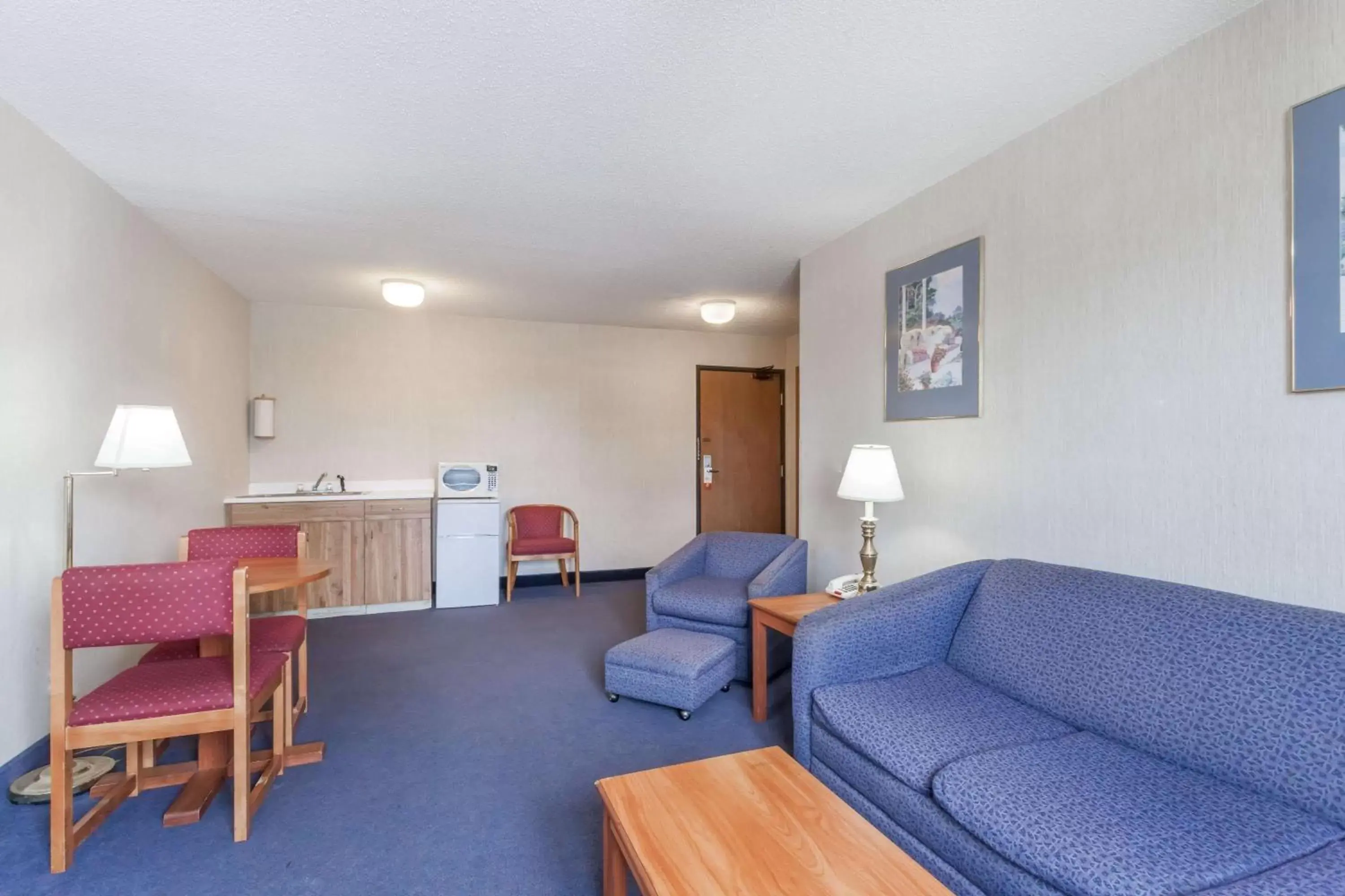Living room in Super 8 by Wyndham Sidney NY