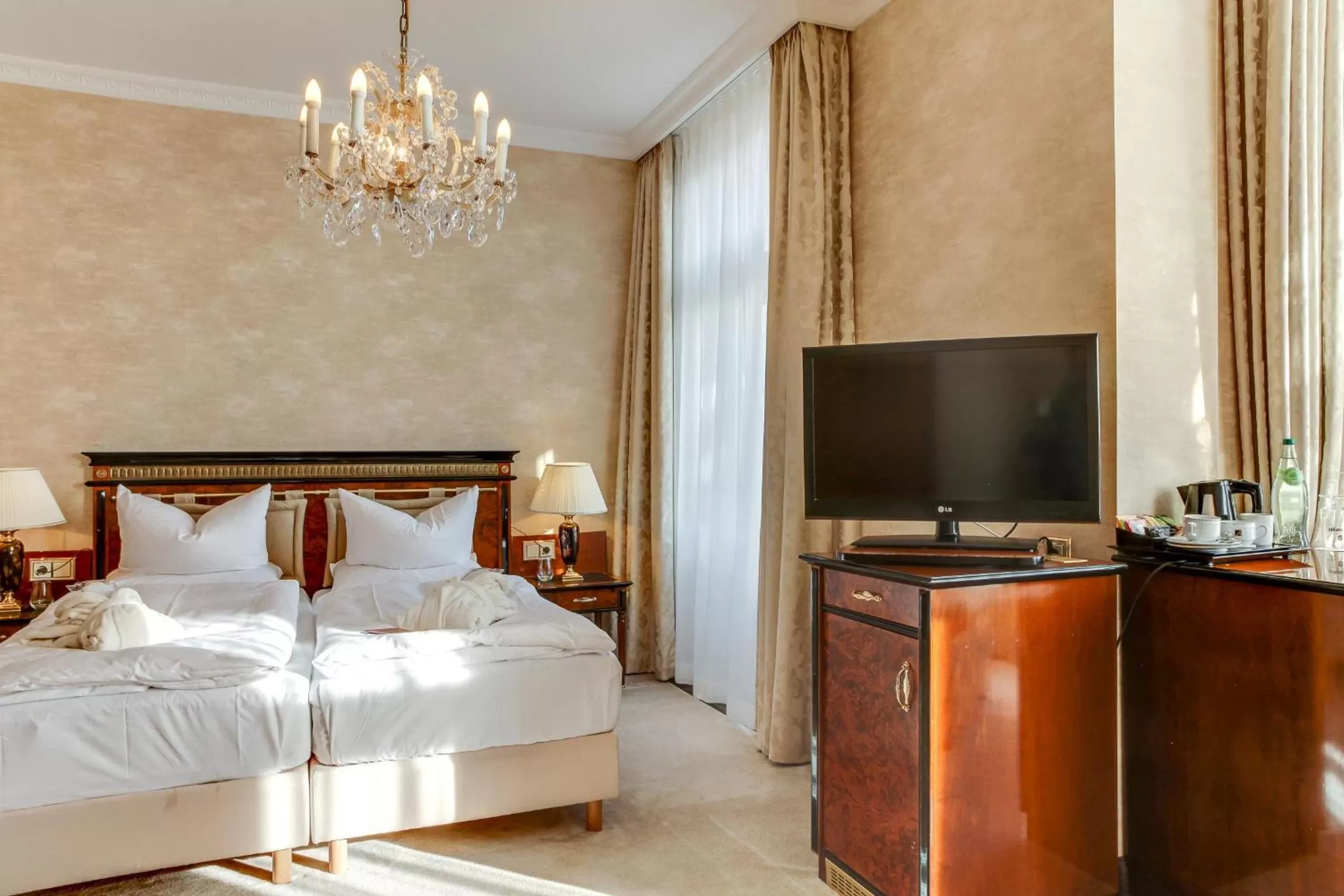 Photo of the whole room, Bed in SEETELHOTEL Ahlbecker Hof das elegante Traditionshotel & ruhiger Rückzugsort an der Ostsee