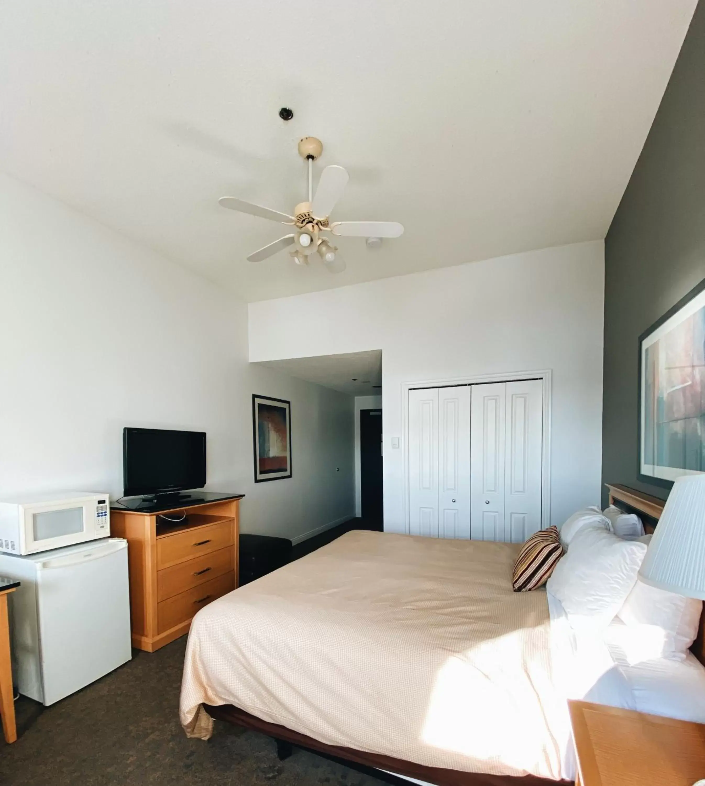 Photo of the whole room, Bed in The Met Hotel