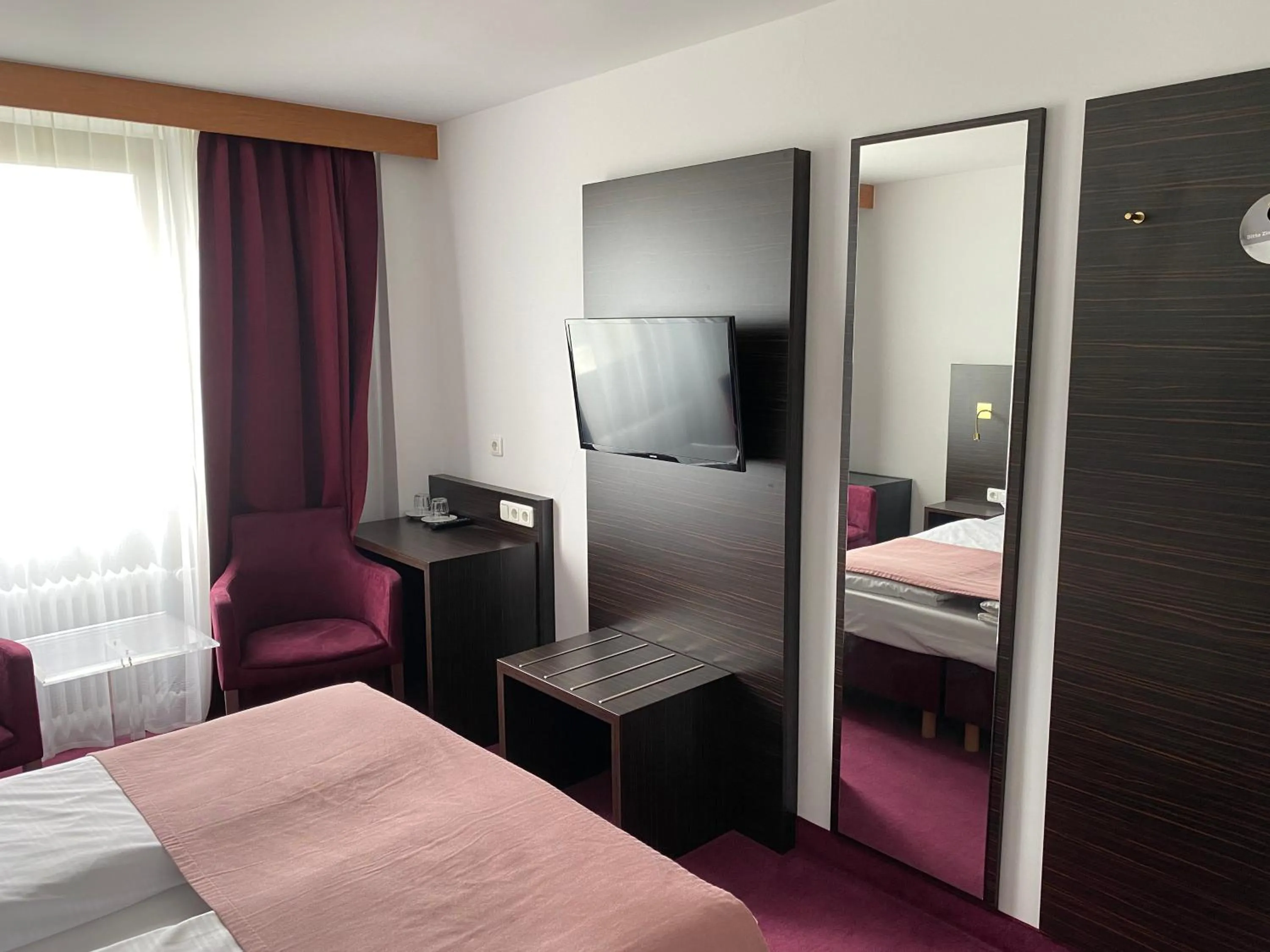 Property building, Bed in Hotel Montree