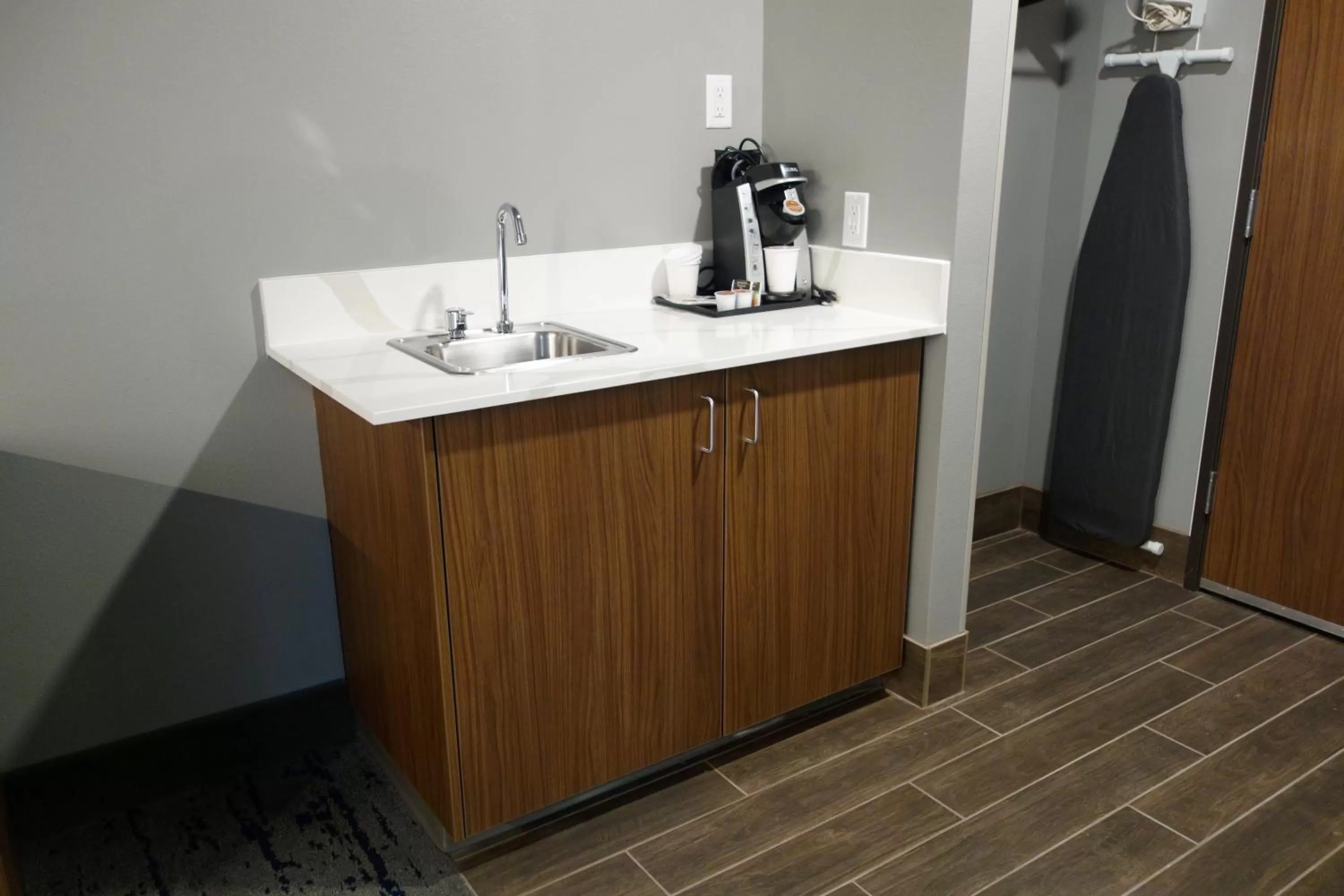 Coffee/tea facilities in La Quinta Inn & Suites by Wyndham Springfield