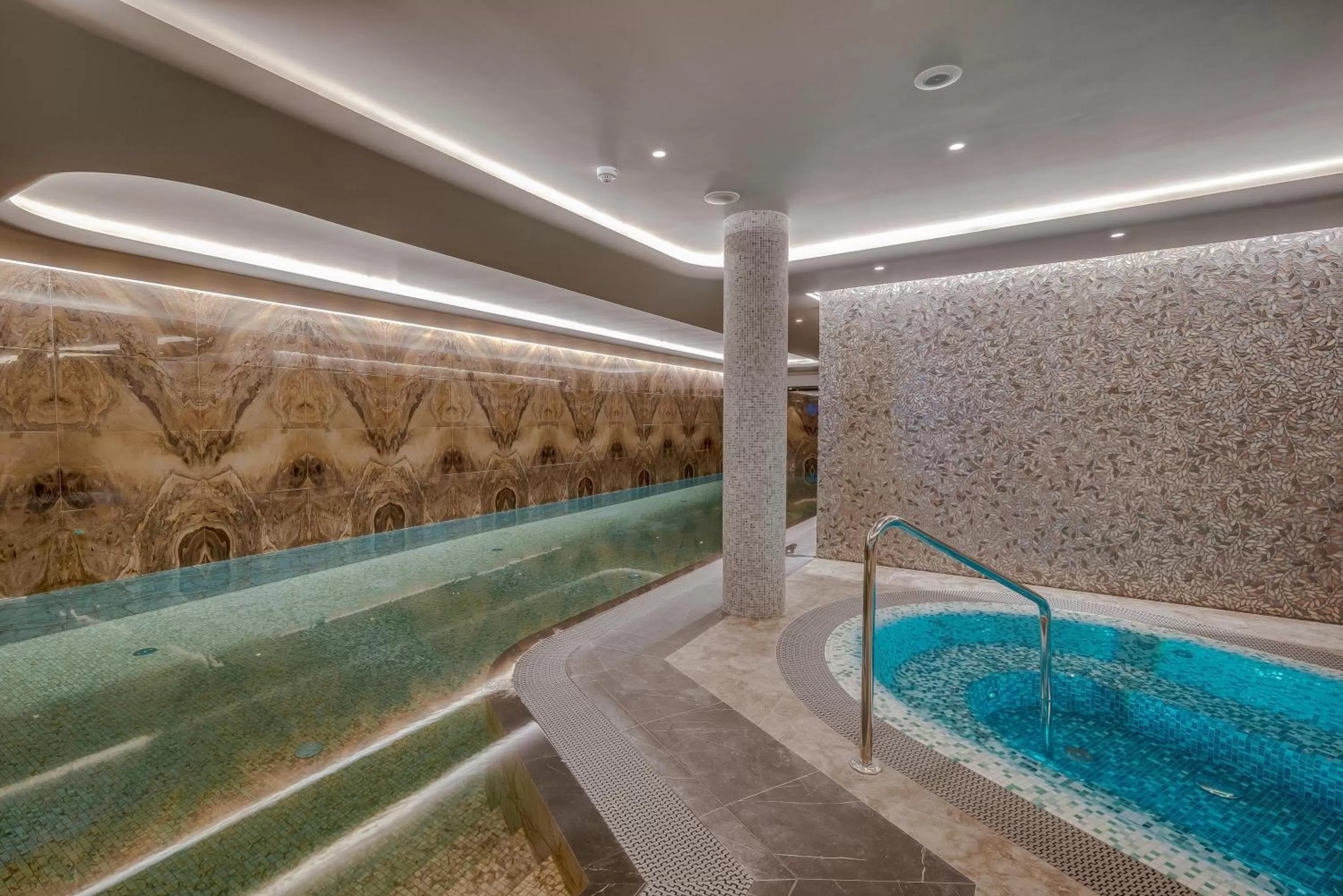 Hot Tub in Grand Poet Hotel and SPA by Semarah