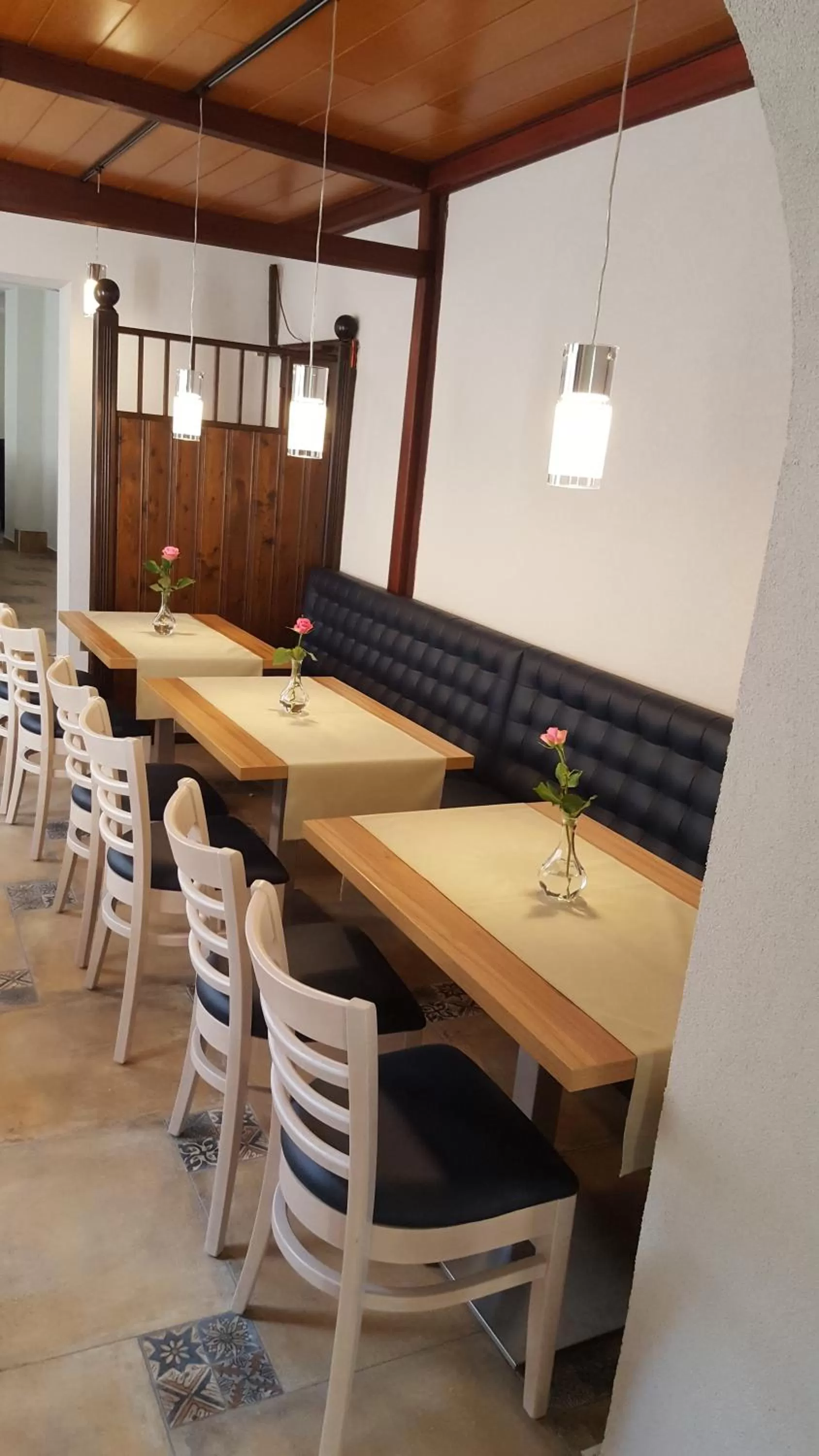 Restaurant/places to eat in Novel Hotel