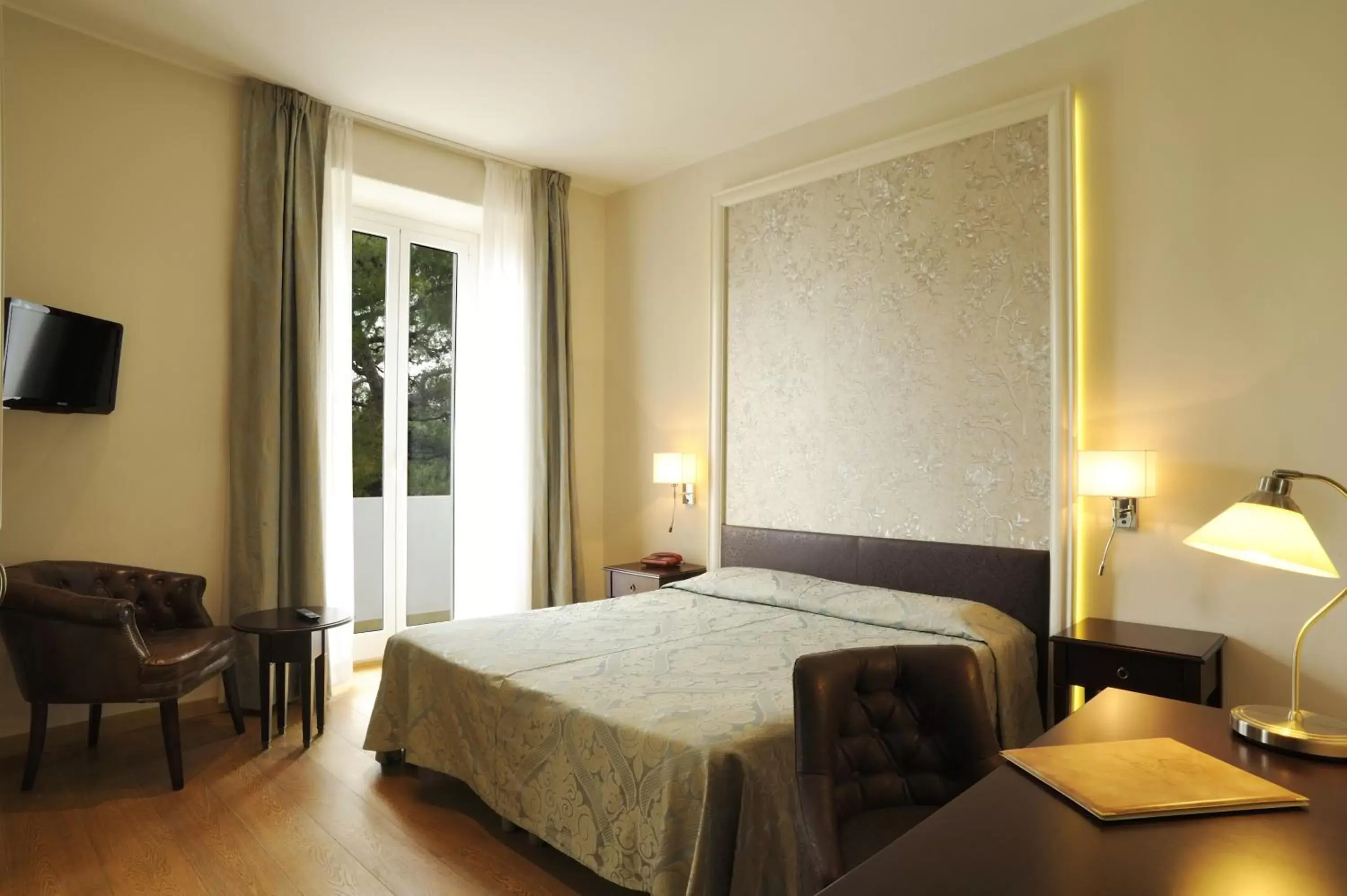 Photo of the whole room, Bed in Grand Hotel Mediterranee