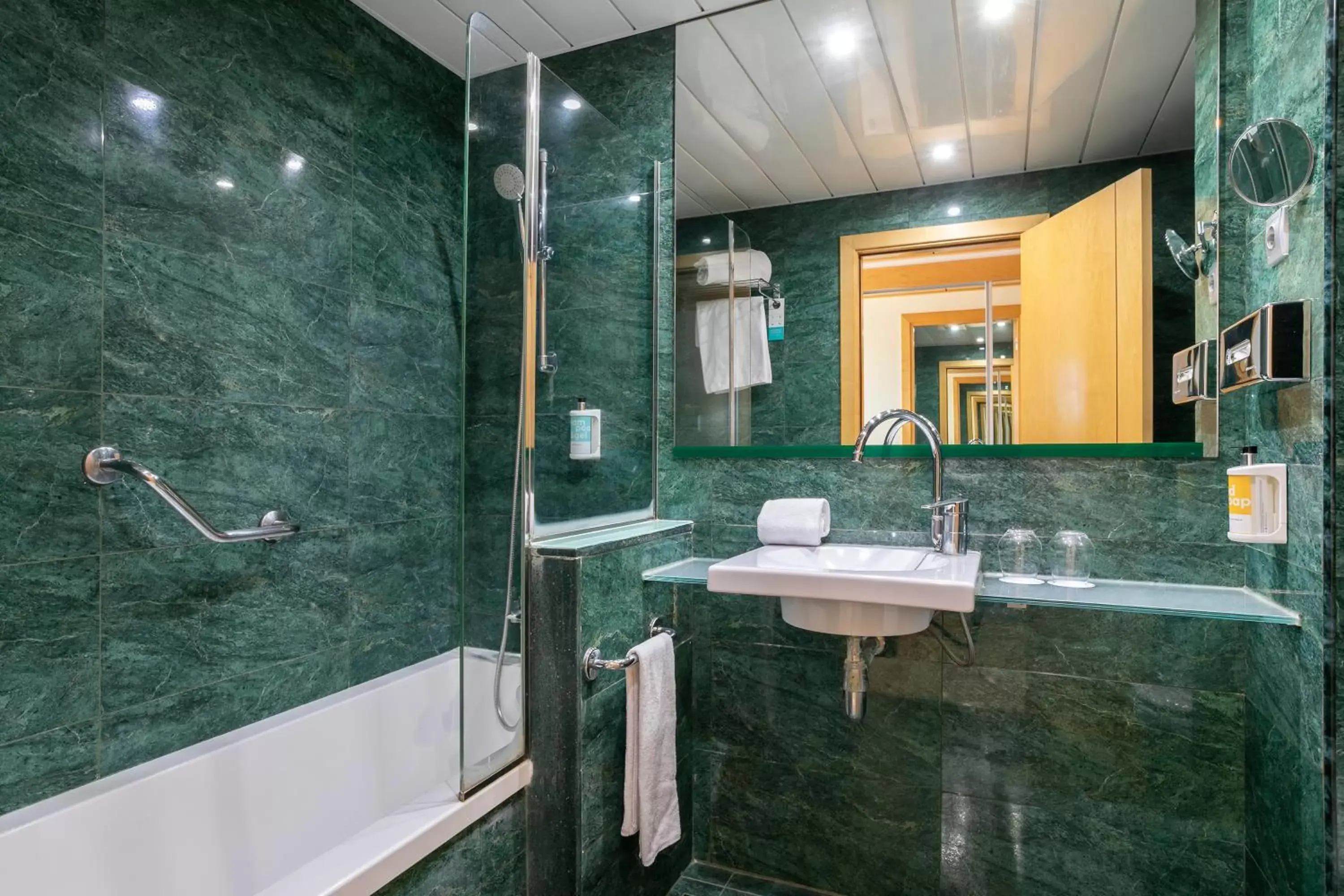 Shower, Bathroom in Sol Port Cambrils Hotel