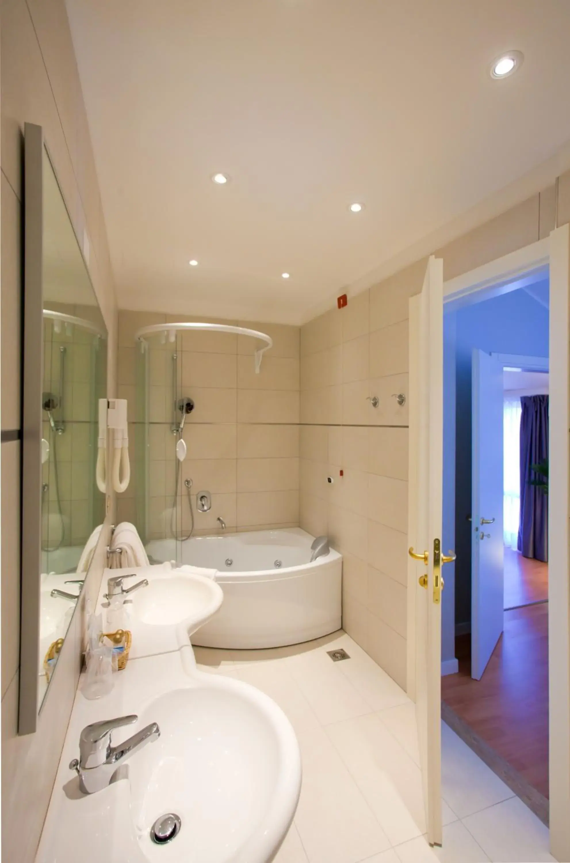 Toilet, Bathroom in Hotel Garden Sea Wellness & Spa 4 stelle superior