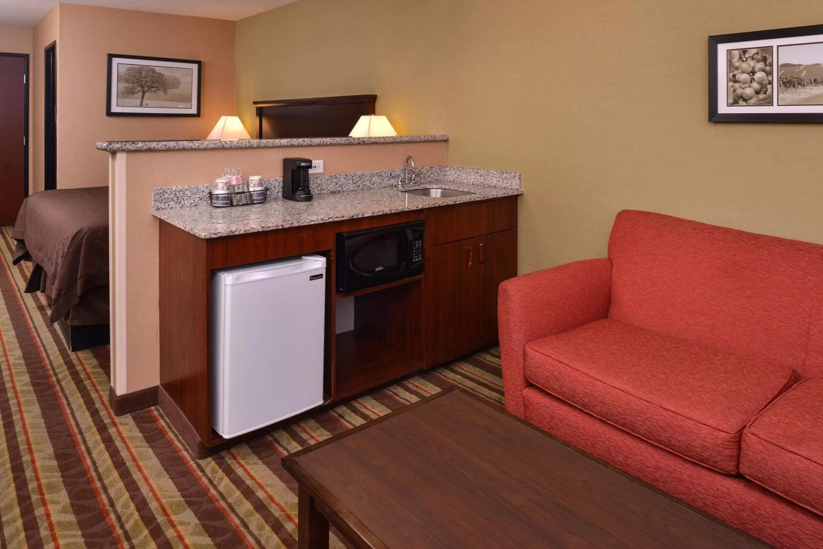 Photo of the whole room, Kitchen/Kitchenette in Best Western Wilsonville Inn & Suites