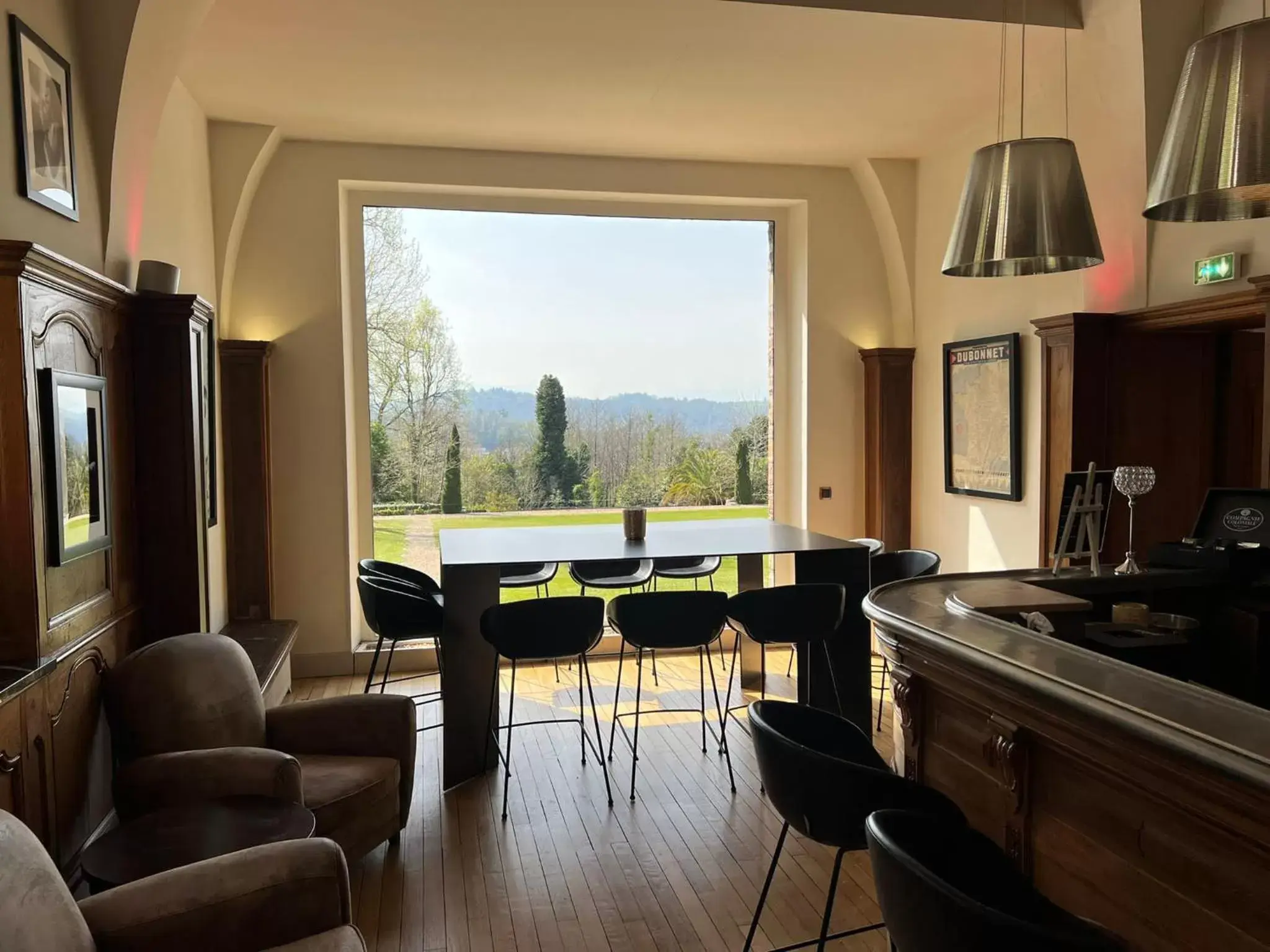 Lounge or bar, Kitchen/Kitchenette in Hôtel Villa Navarre - Les Collectionneurs