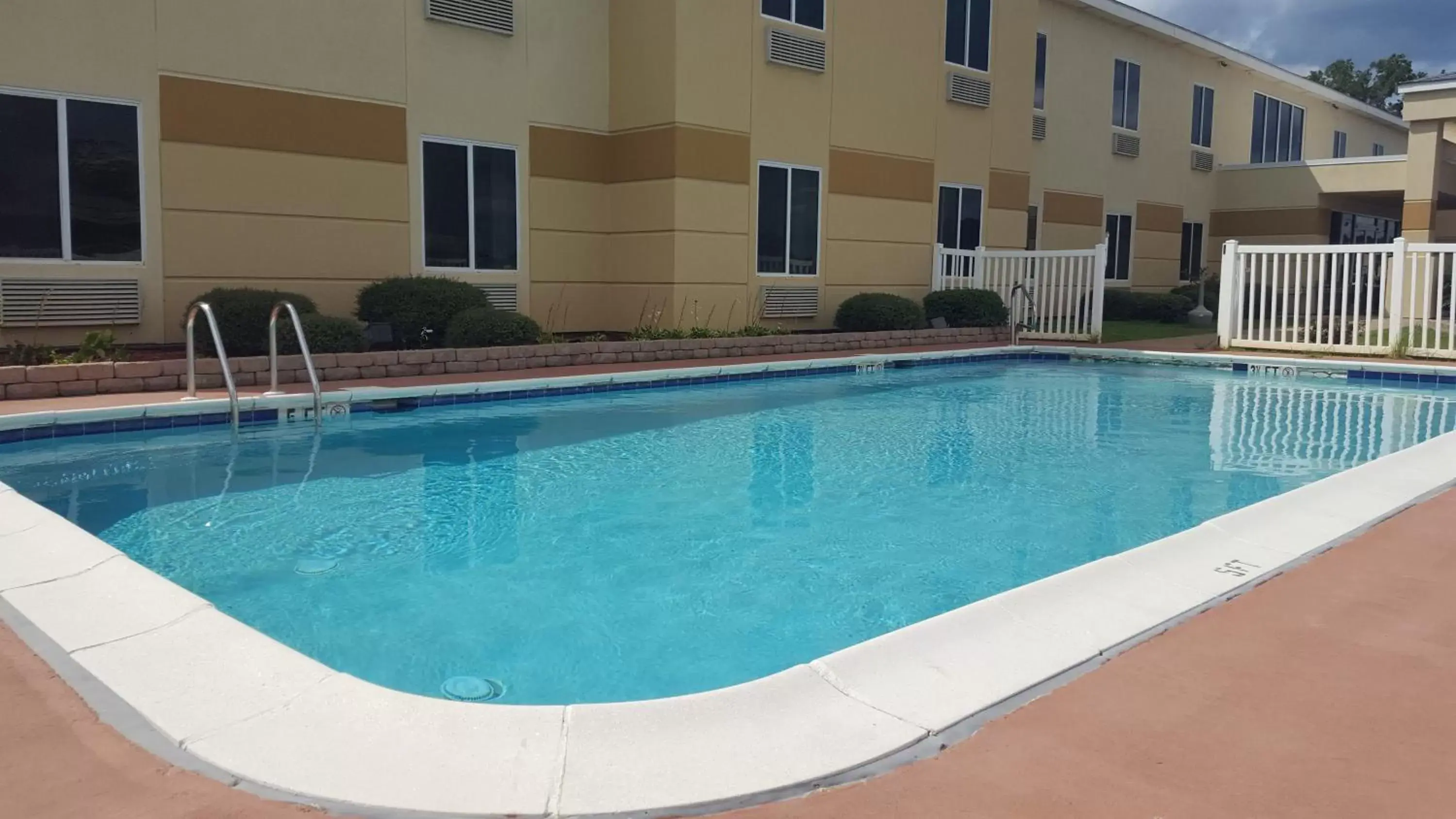 Swimming Pool in The Rutledge Inn