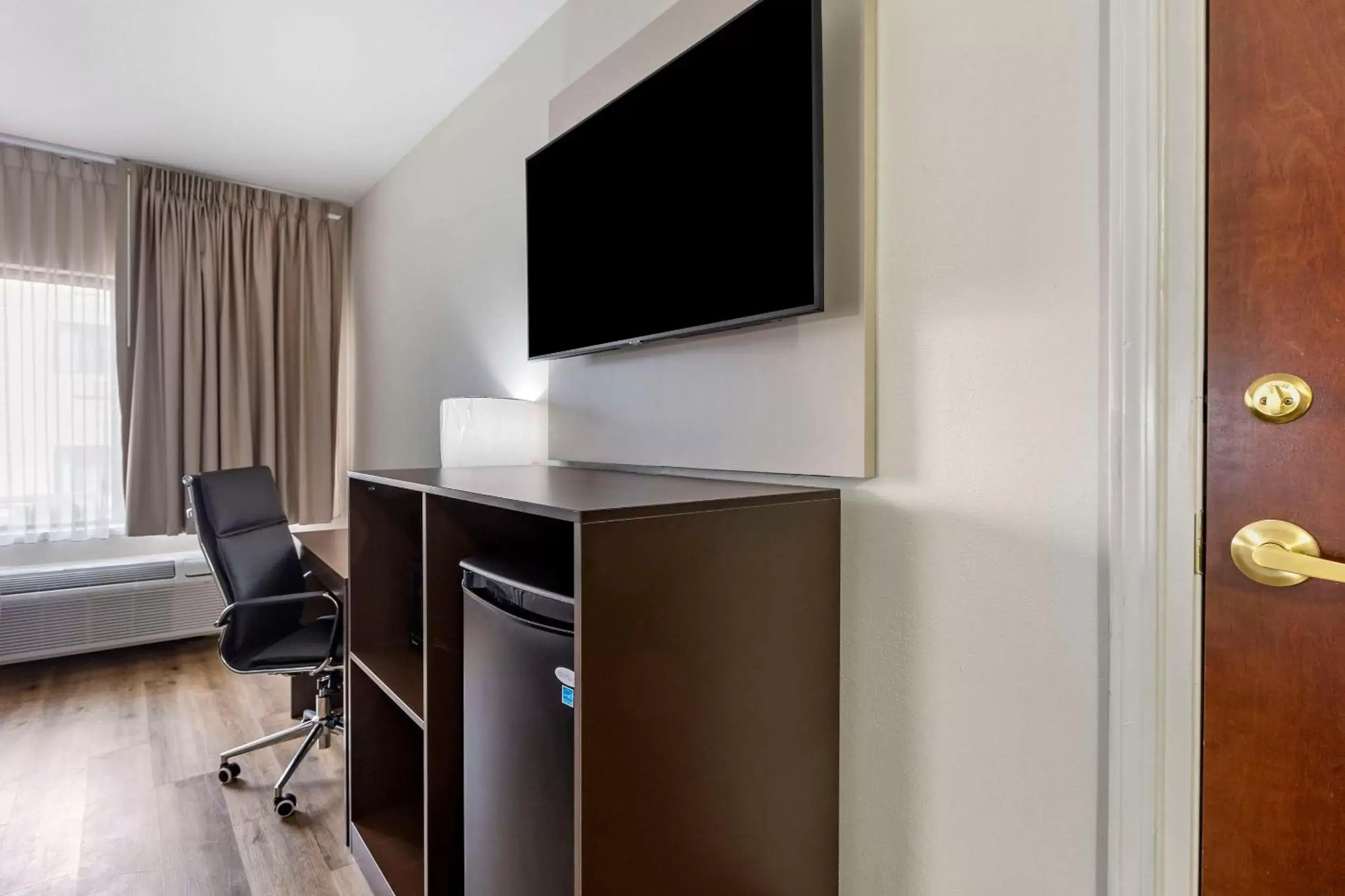 Bedroom, TV/Entertainment Center in Sleep Inn & Suites