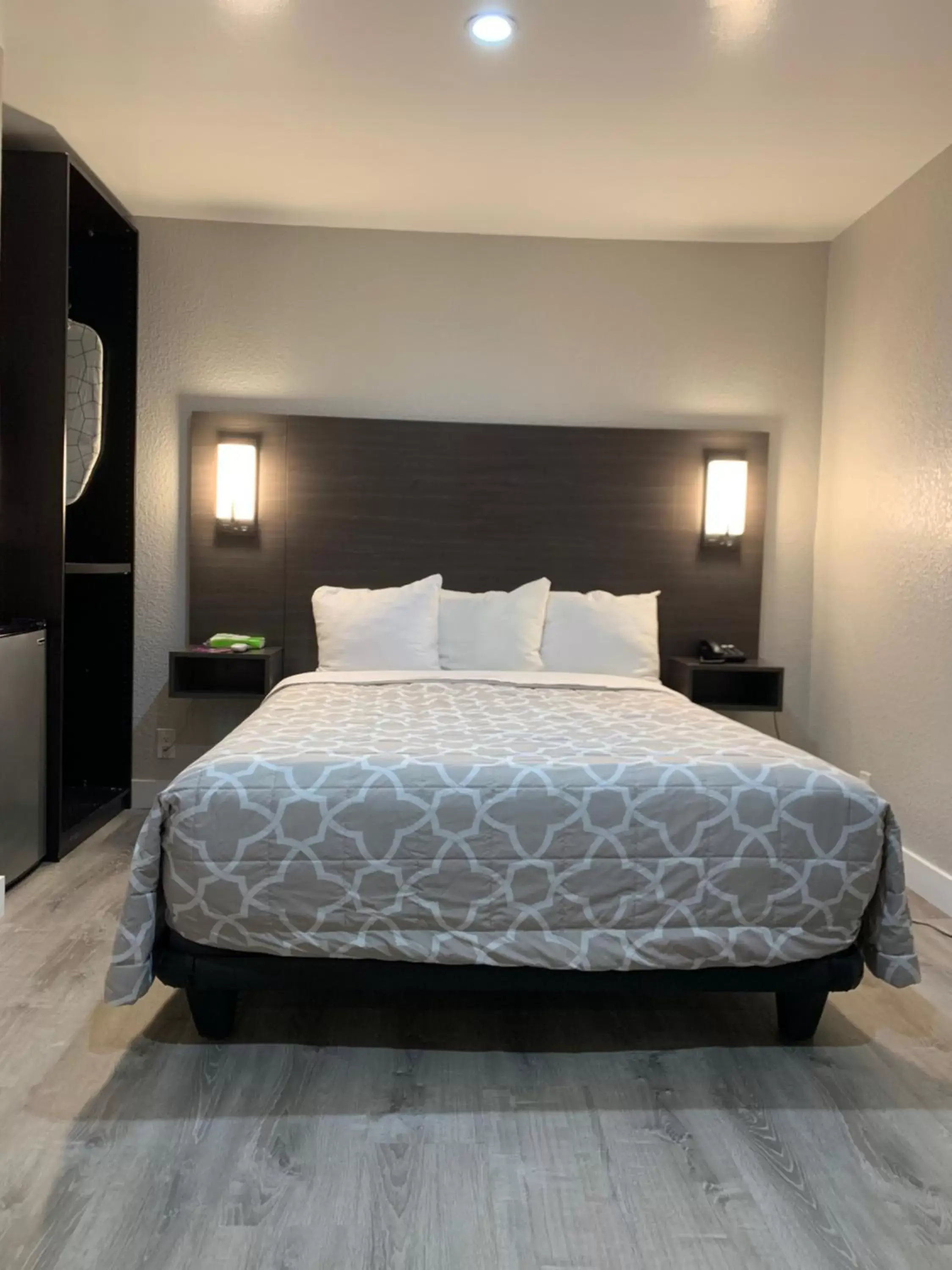 Queen Room with Fireplace - Non-Smoking in Sakura Inn Queen Room with Fireplace - Non-Smoking in Sakura Inn