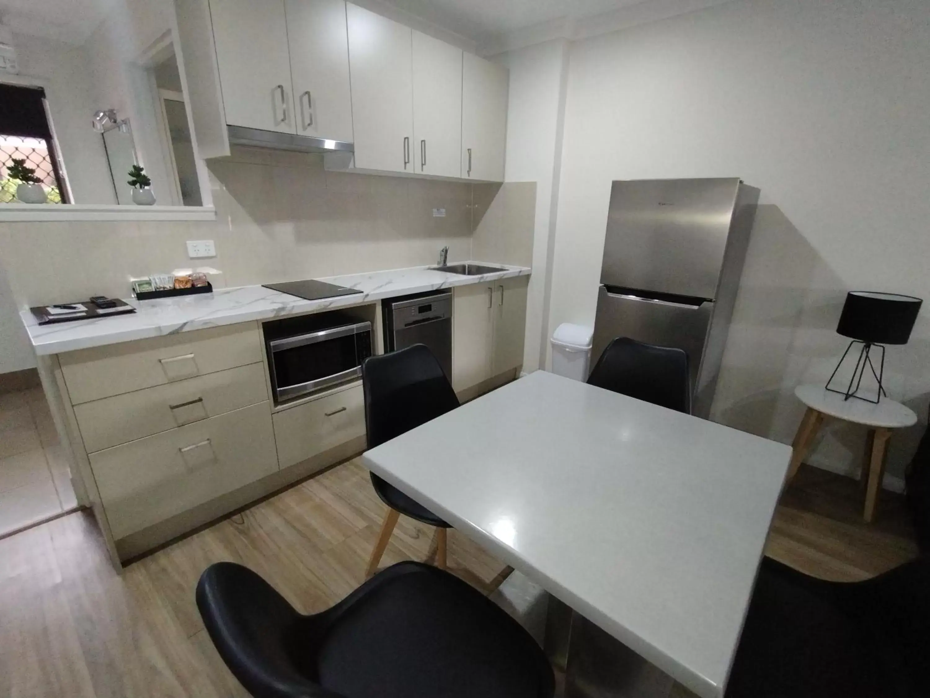 Kitchen/Kitchenette in Cascade Motel In Townsville