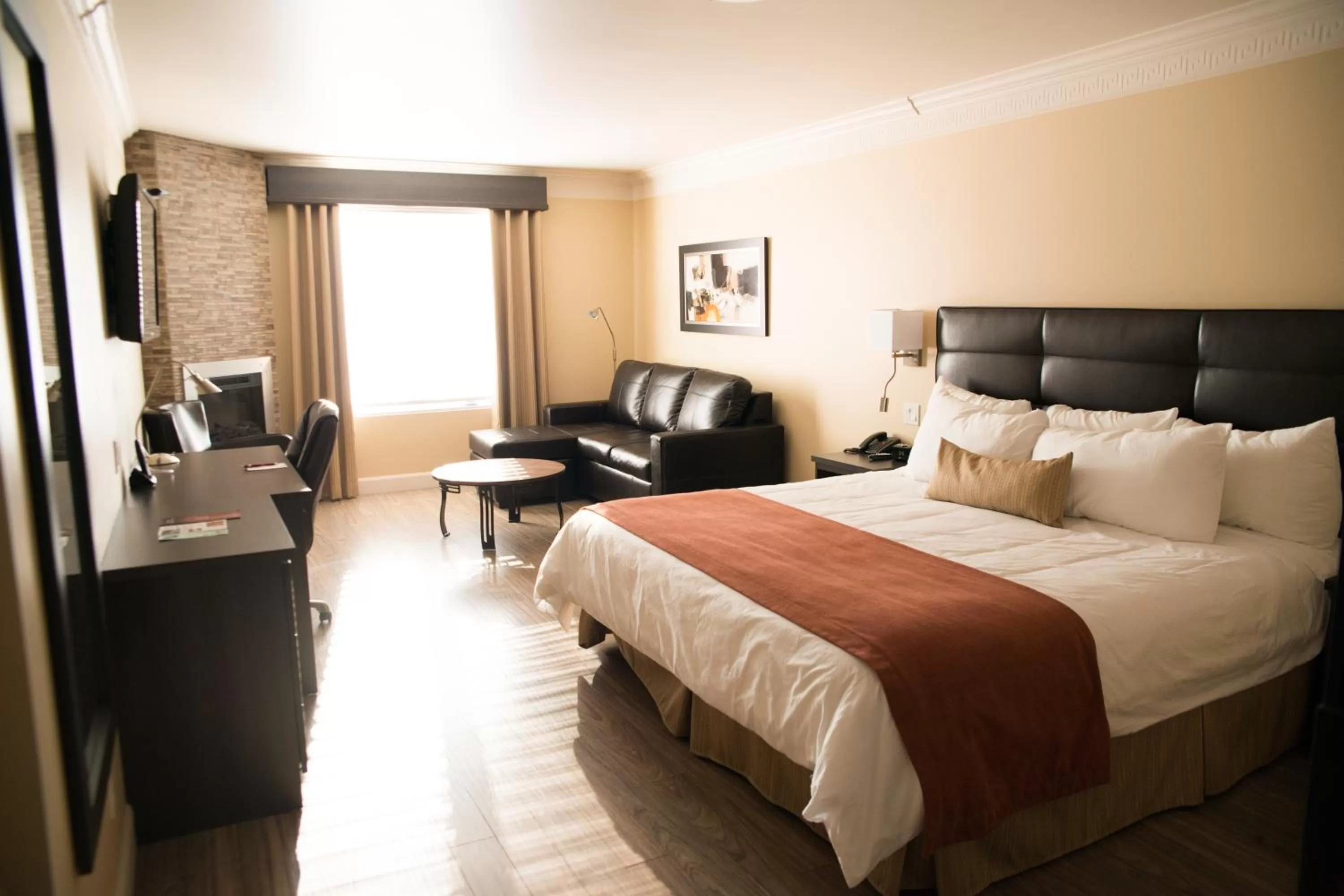 Photo of the whole room, Bed in Auberge l'Ambassadeur