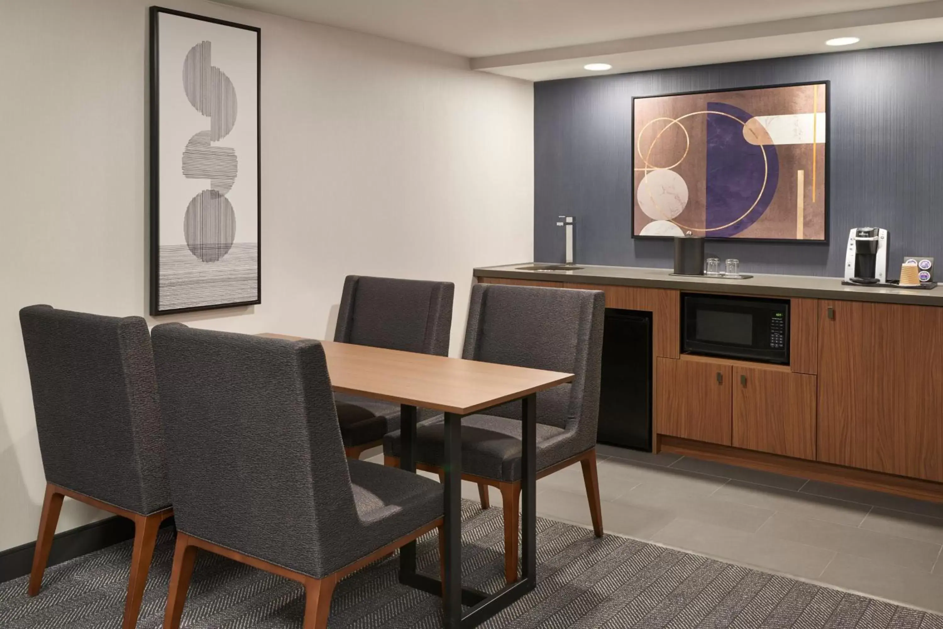 Kitchen or kitchenette in Courtyard by Marriott Toronto Markham