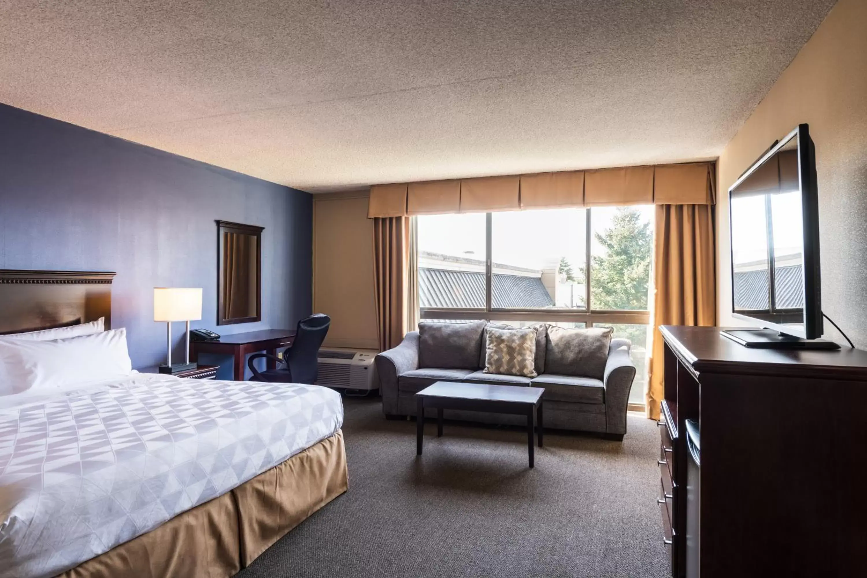 Bedroom in Holiday Inn South Plainfield-Piscataway, an IHG Hotel