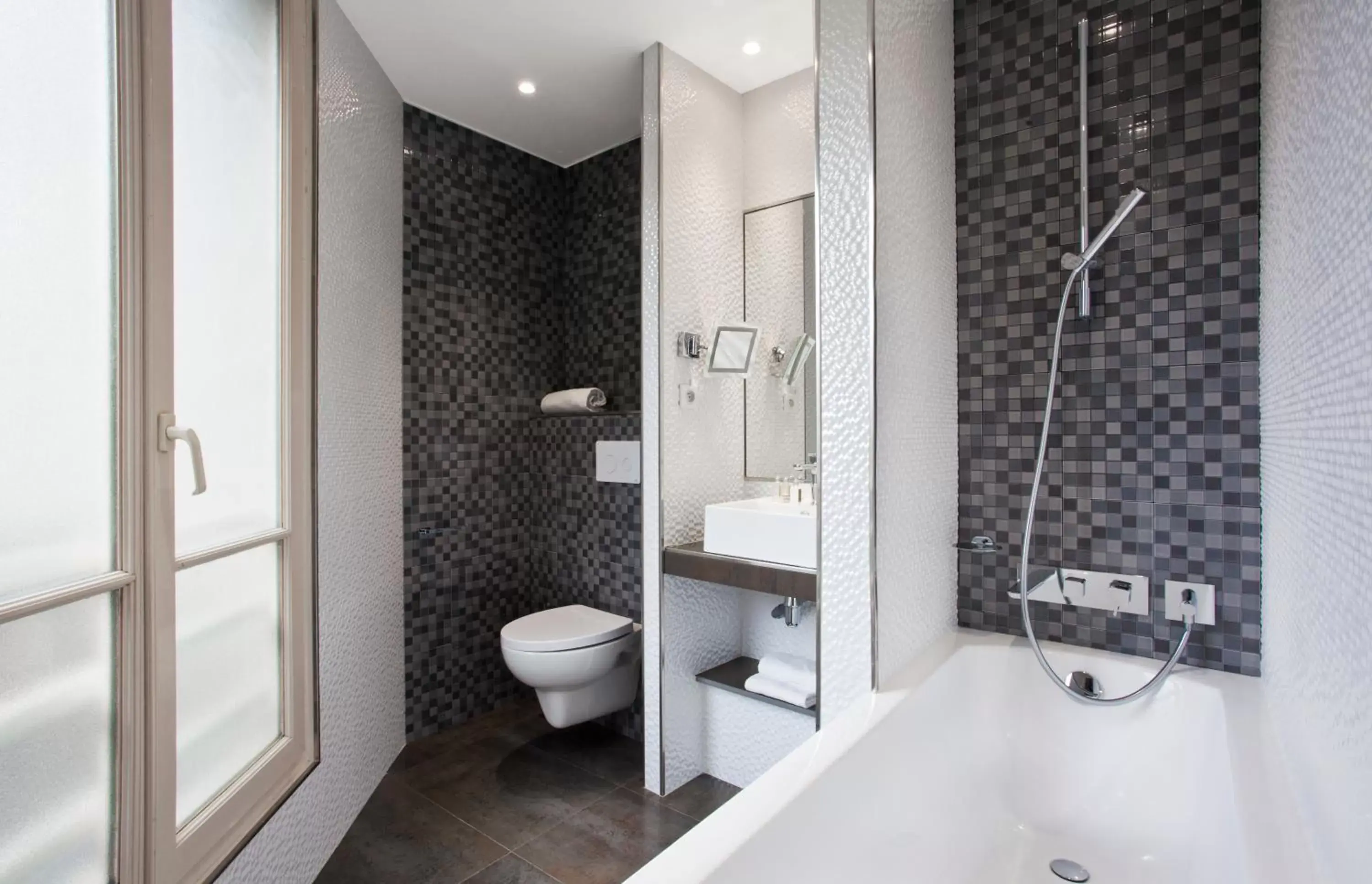 Bathroom in Best Western Nouvel Orléans Montparnasse