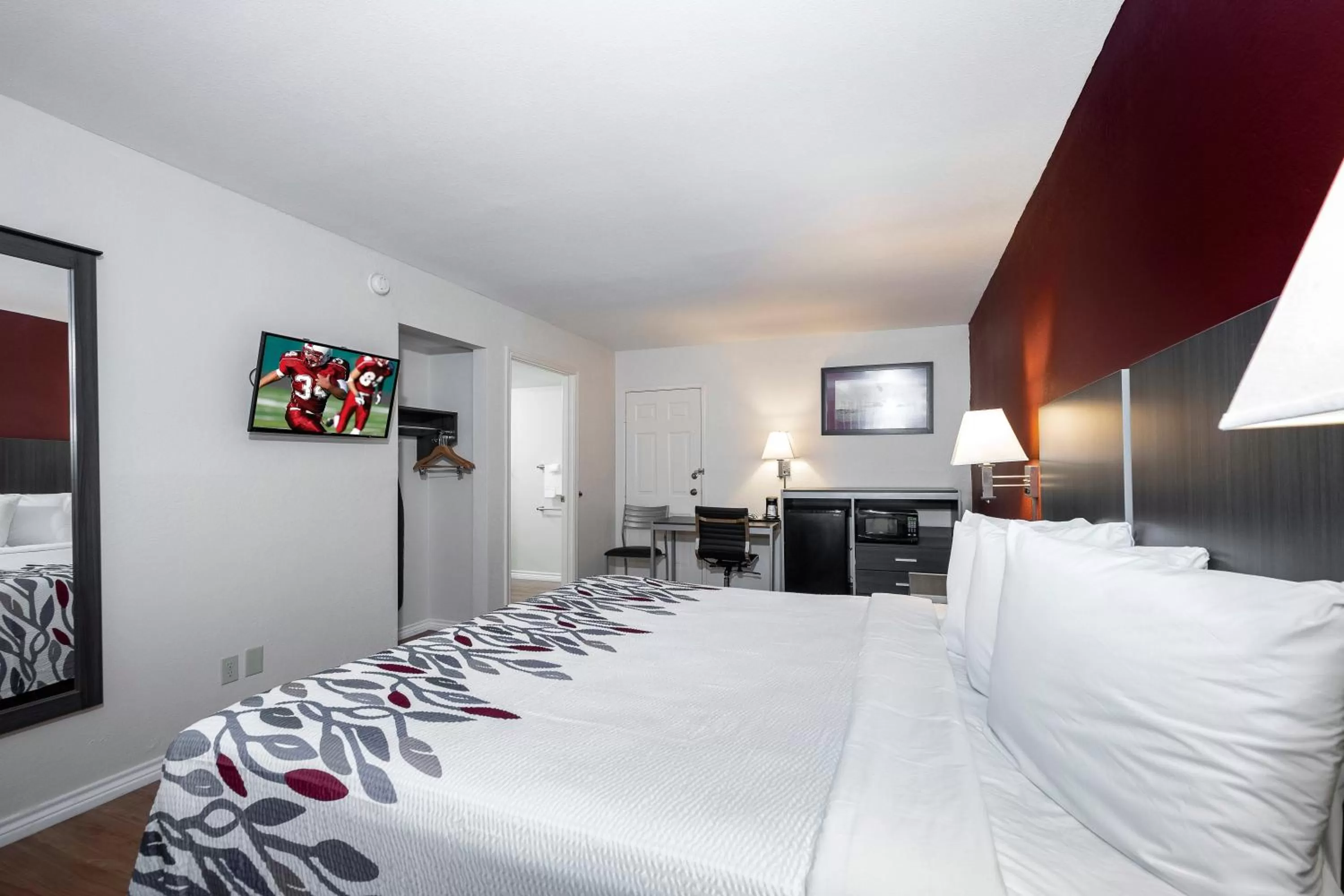 Photo of the whole room, Bed in Red Roof Inn Houston North - FM1960 & I-45