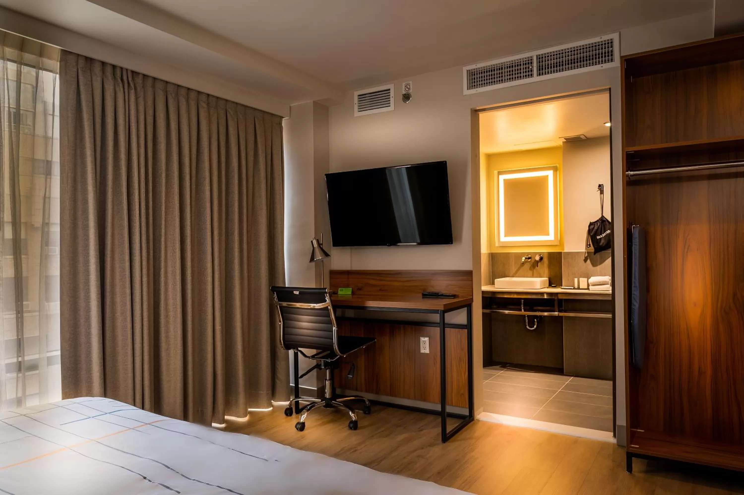 TV and multimedia, Bed in La Quinta by Wyndham Time Square South