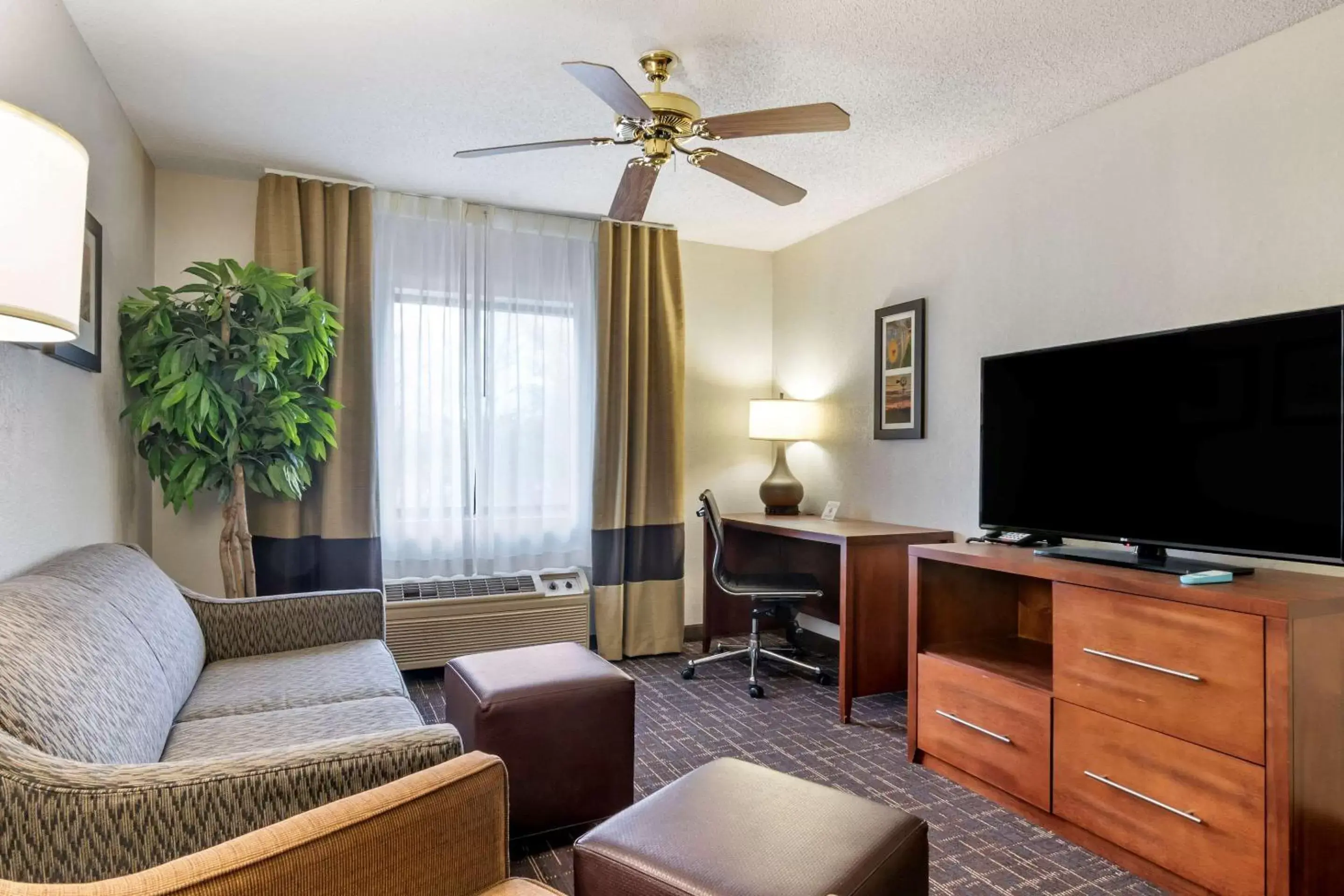 Photo of the whole room, TV/Entertainment Center in Comfort Inn & Suites Lees Summit -Kansas City