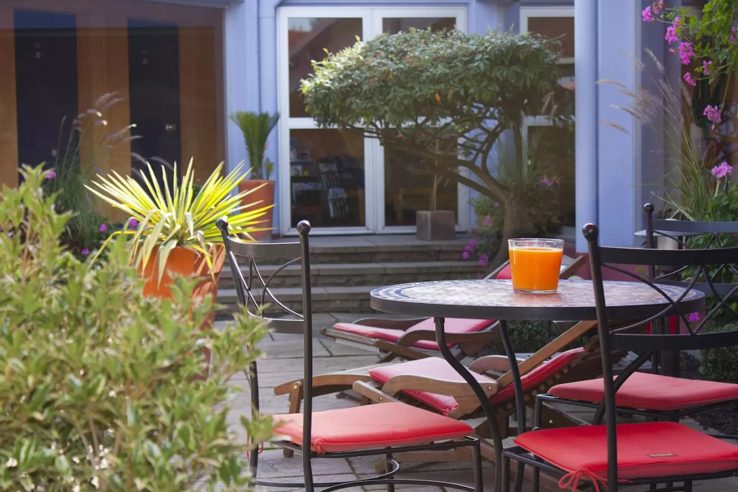 Patio in Logis Hôtel Atrium Epinal