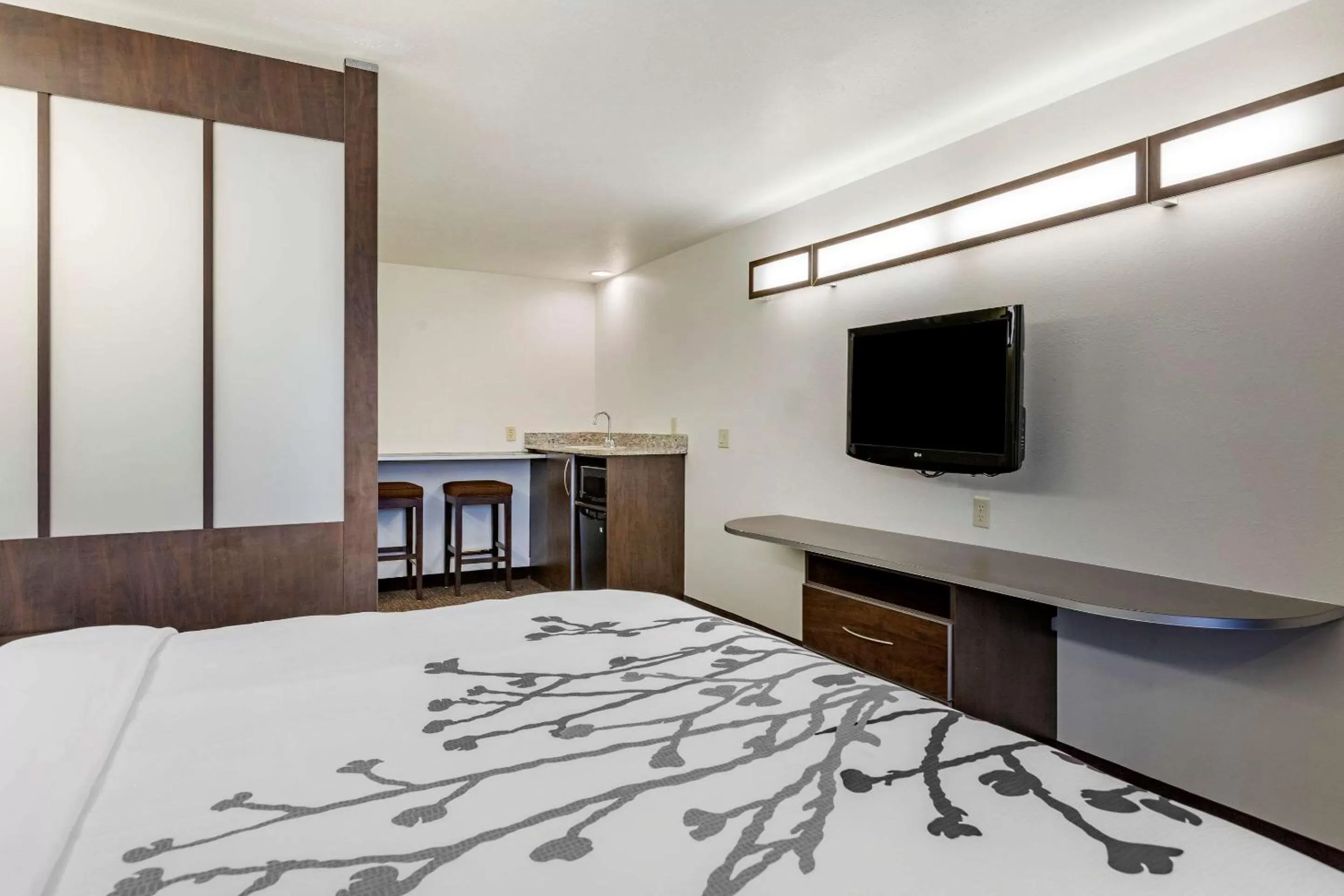 Photo of the whole room, Bed in Sleep Inn & Suites