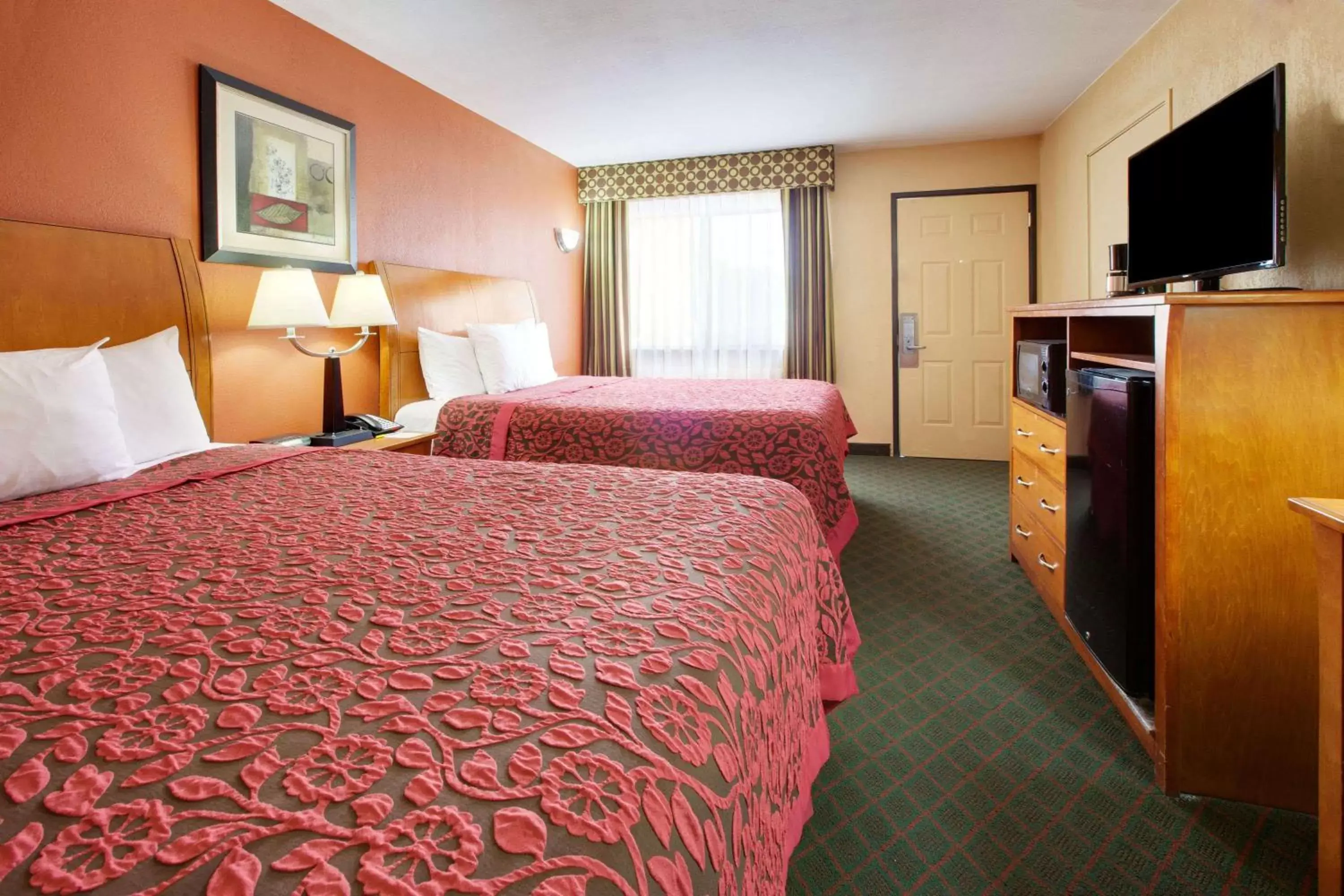 Photo of the whole room, Bed in Days Inn by Wyndham Fairfield