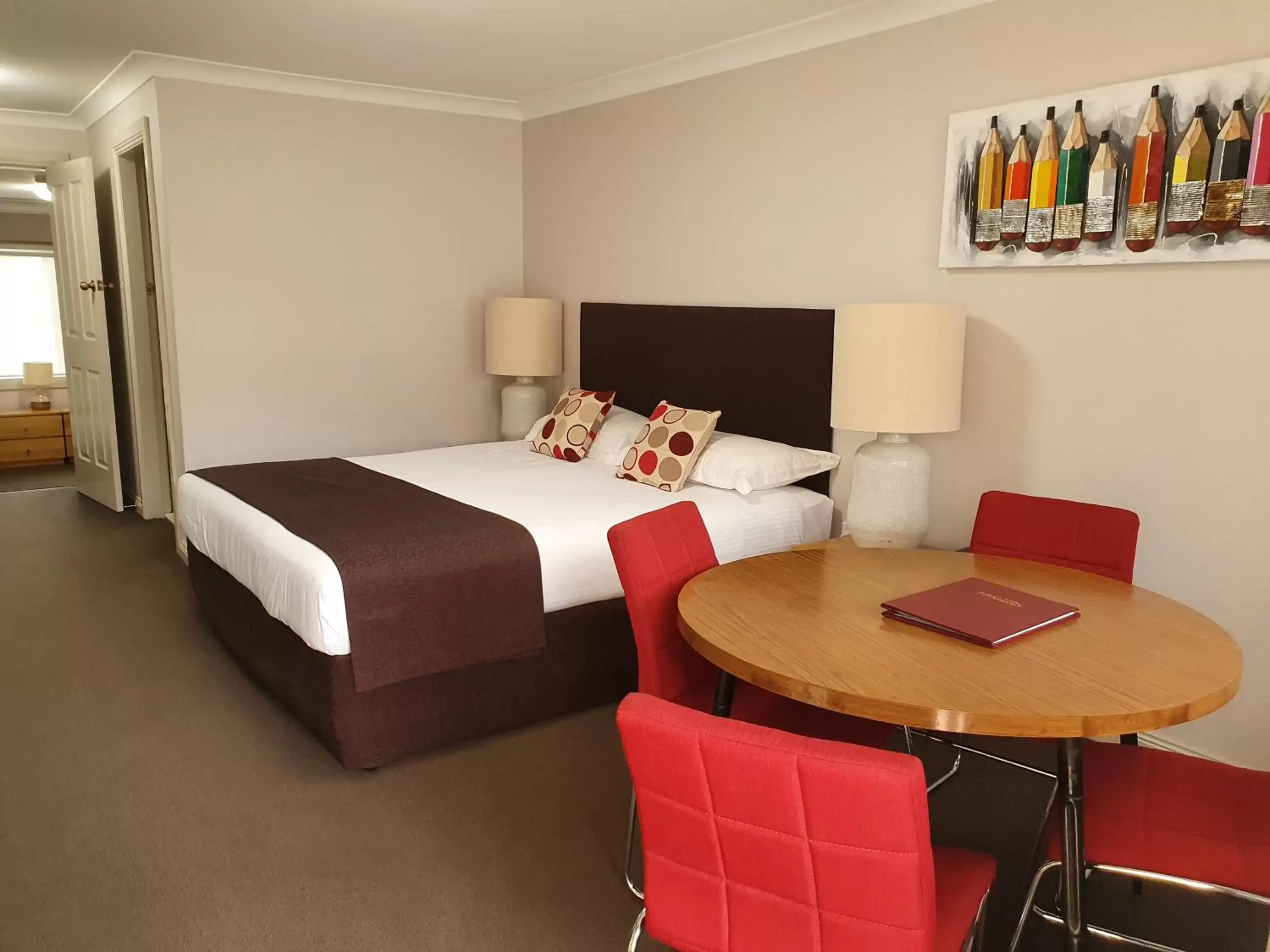 Guests, Bed in McNevins Tamworth Motel