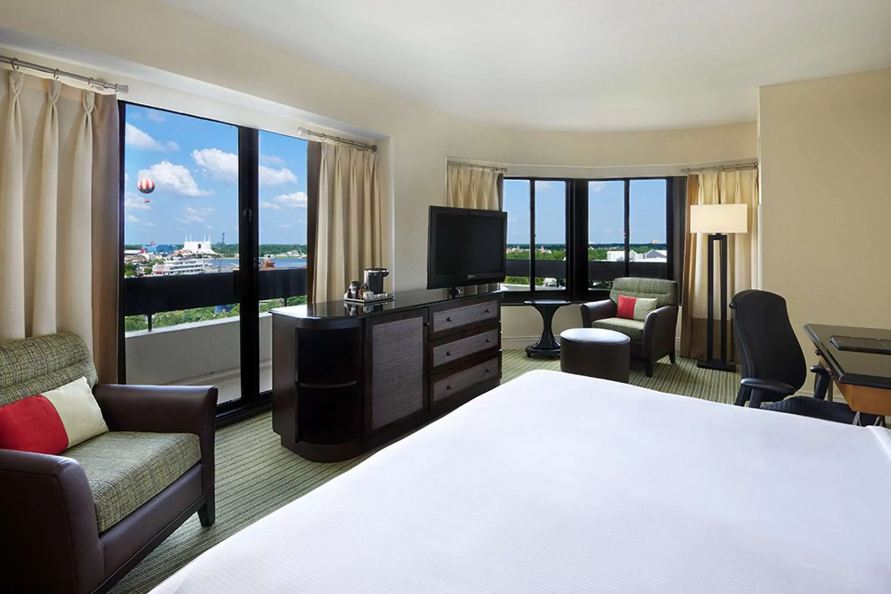 Bedroom, Mountain View in Hilton Orlando Lake Buena Vista - Disney Springs™ Area