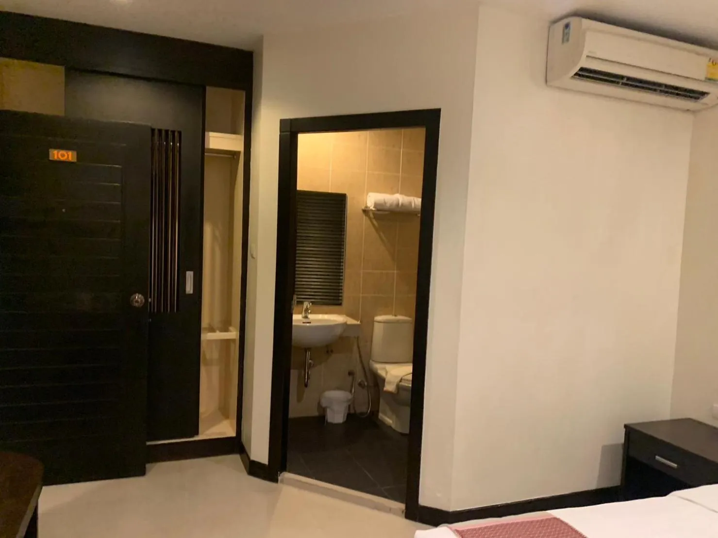 Bathroom, Bed in Lub Sbuy Hostel