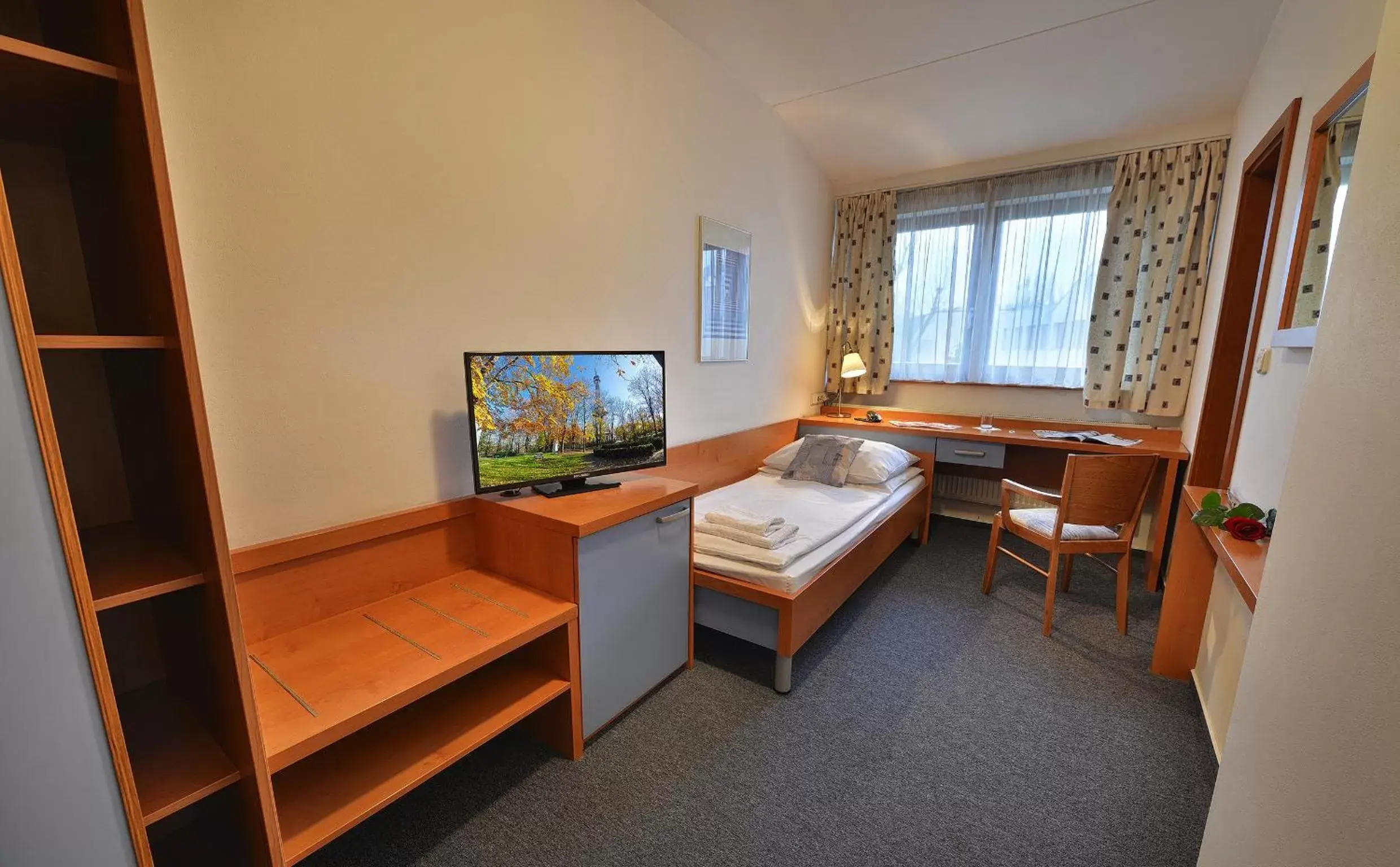 Bedroom, TV/Entertainment Center in EA Hotel Populus