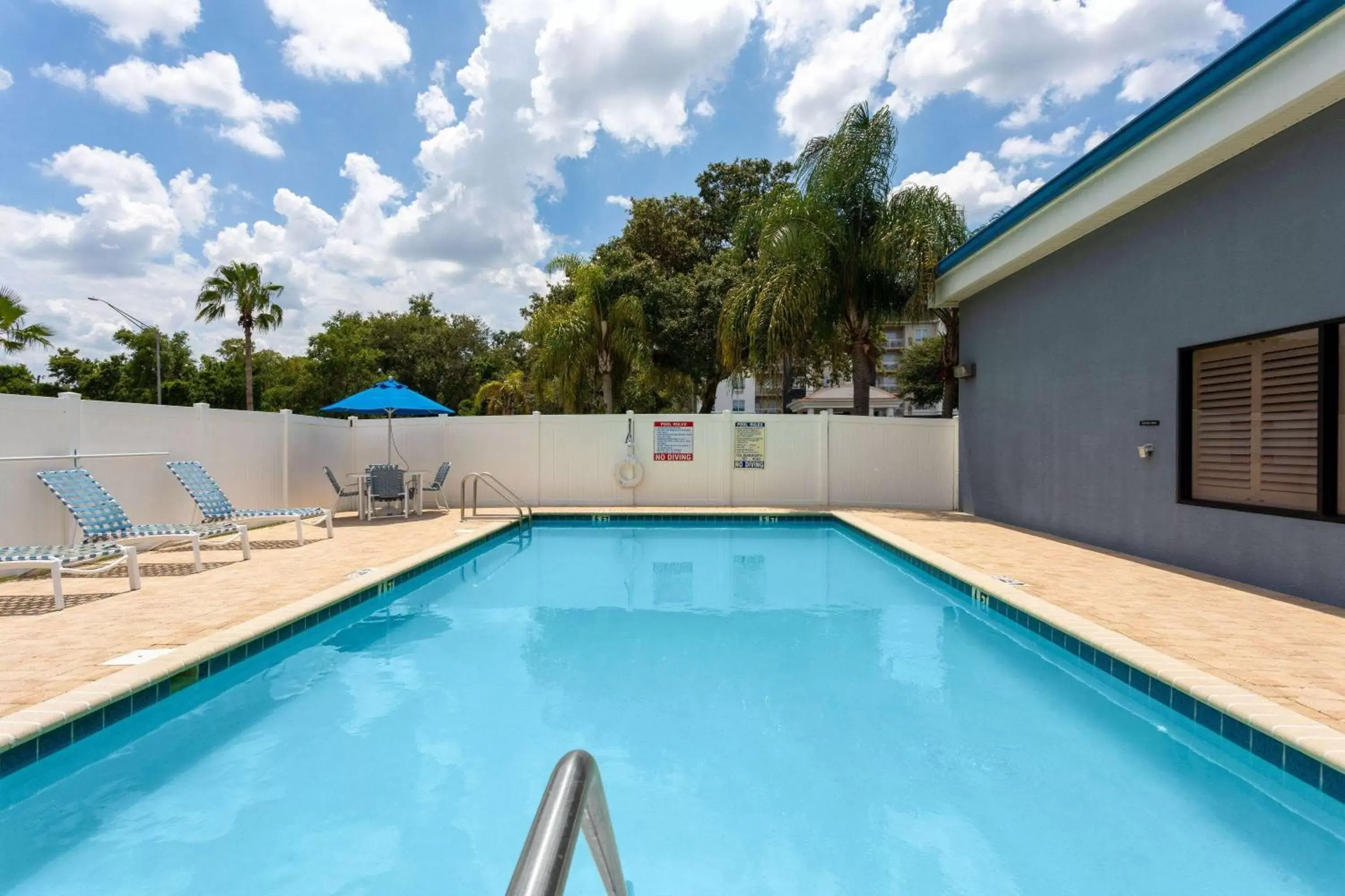 Pool view, Swimming Pool in Days Inn & Suites by Wyndham Lakeland