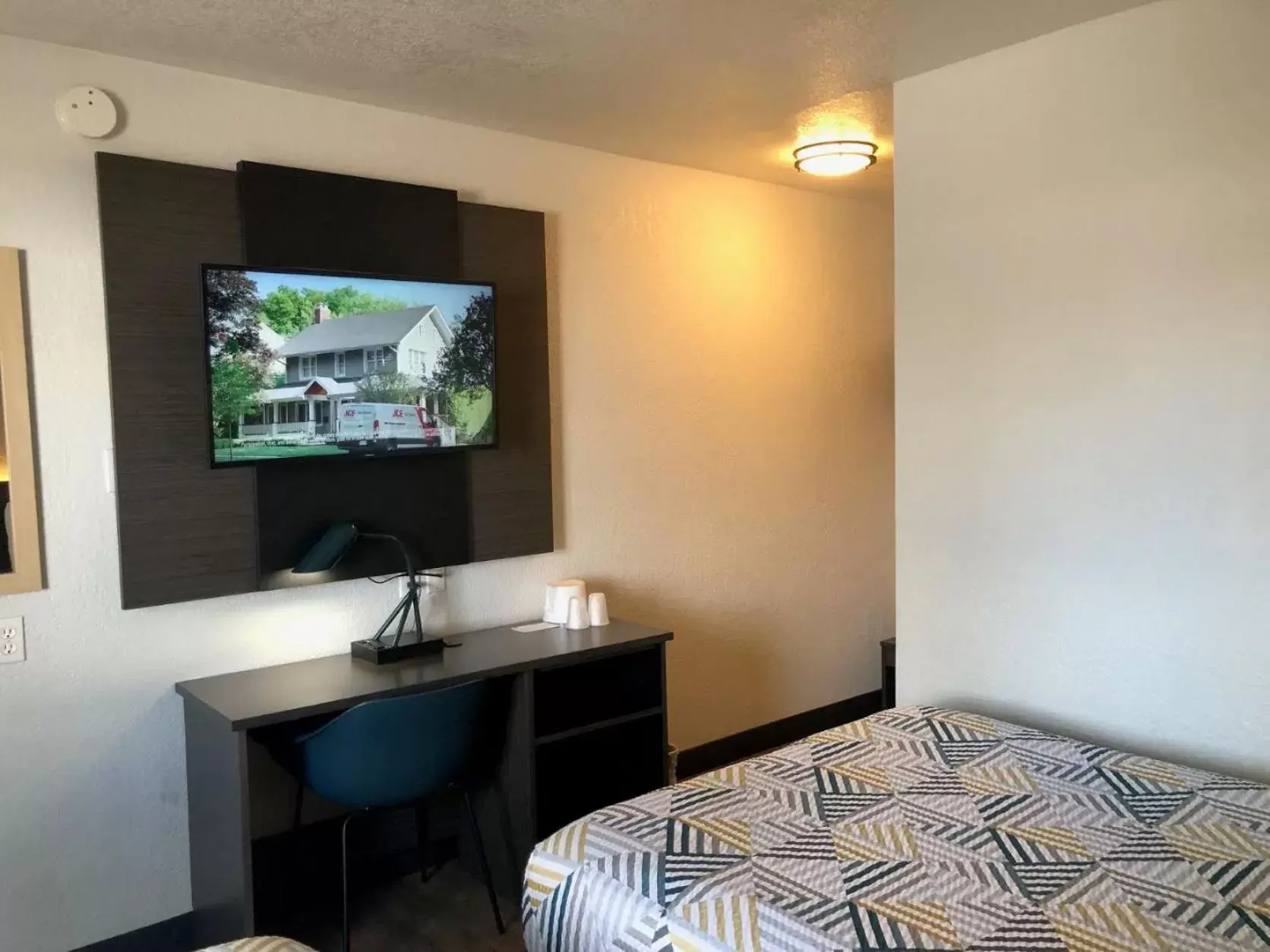 TV and multimedia, Bed in Motel 6-Nogales, AZ - Mariposa Road