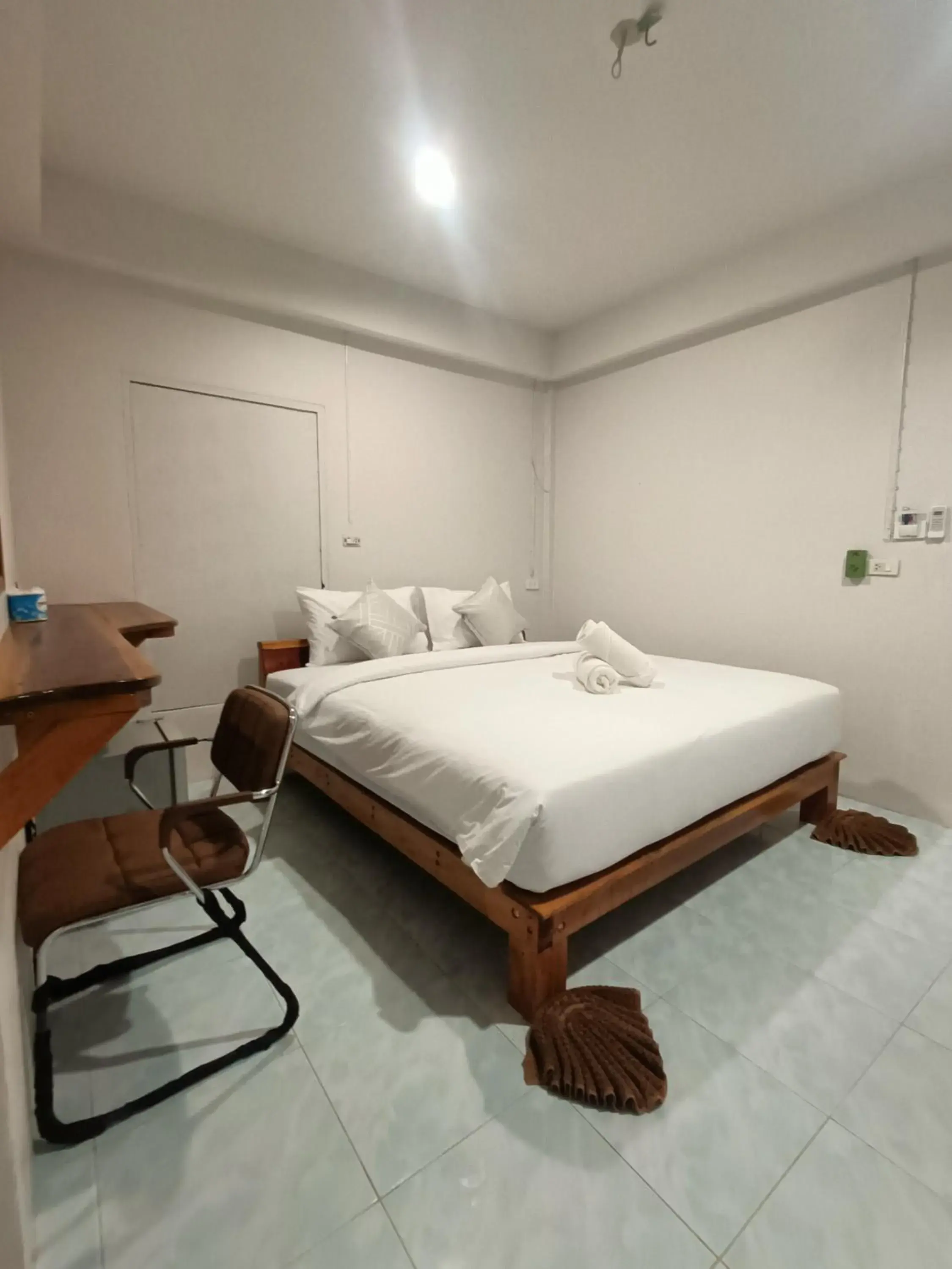 Photo of the whole room, Bed in Lanta Para hut
