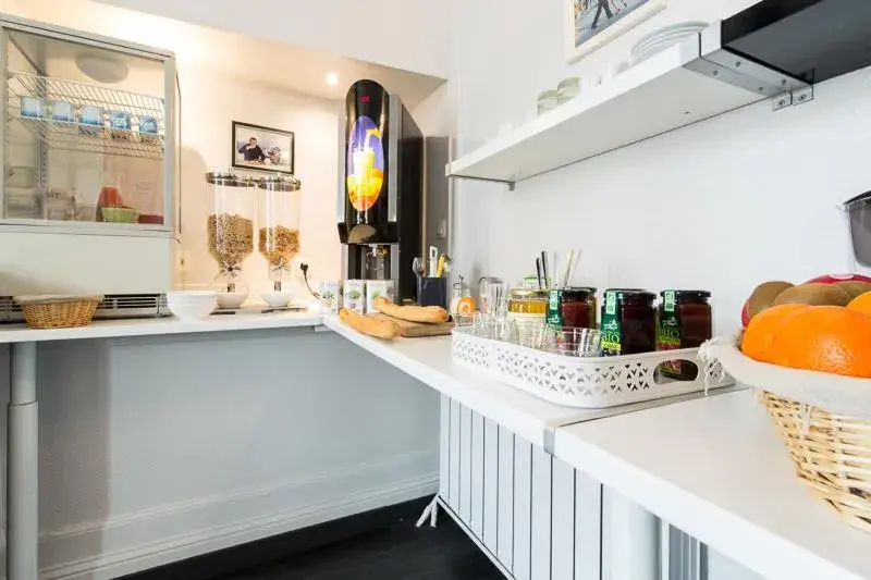 Kitchen or kitchenette, Coffee/Tea Facilities in Hotel Regina Bordeaux Gare Saint-Jean