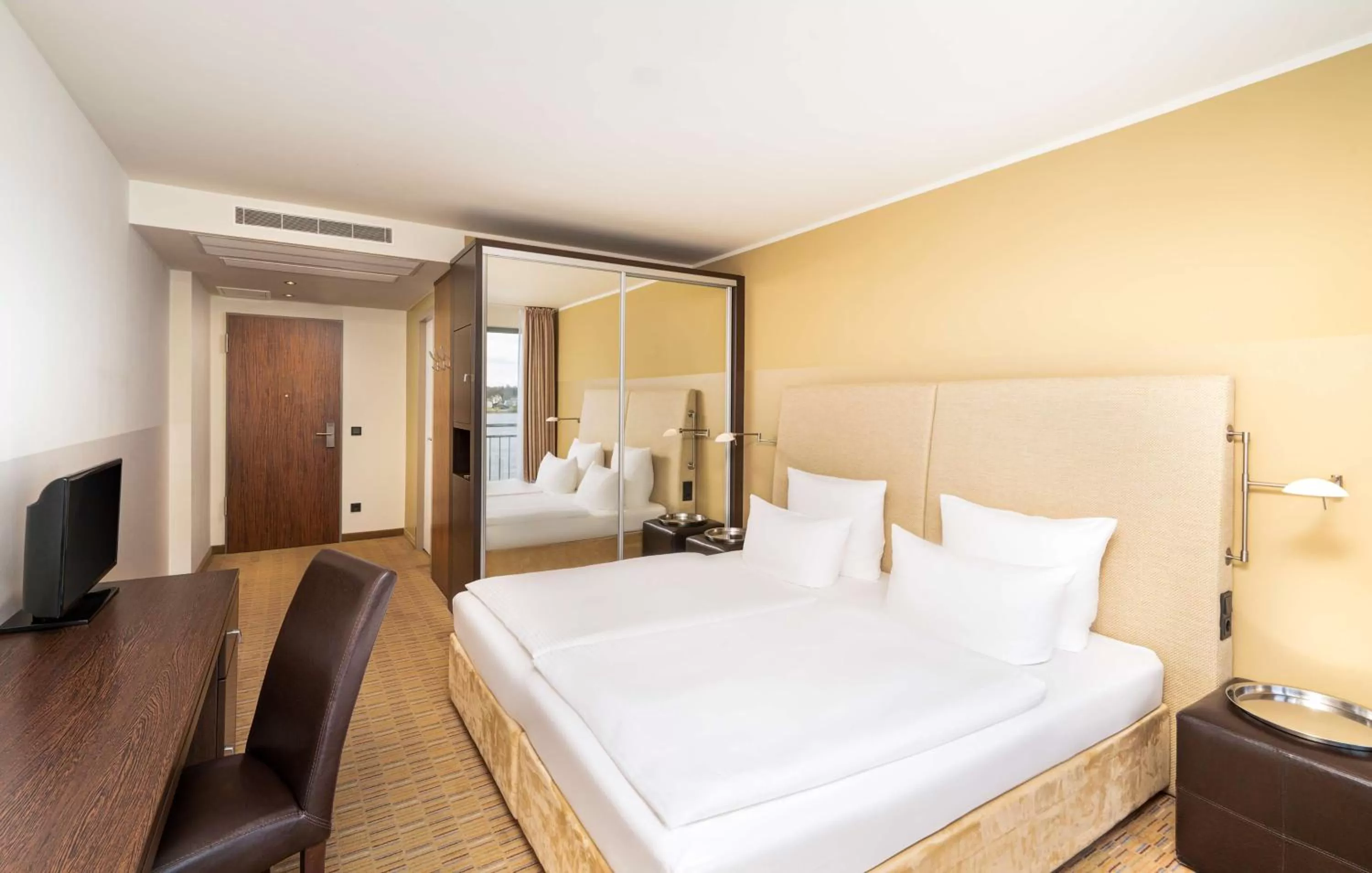 Bedroom, Bed in elaya hotel hamburg finkenwerder