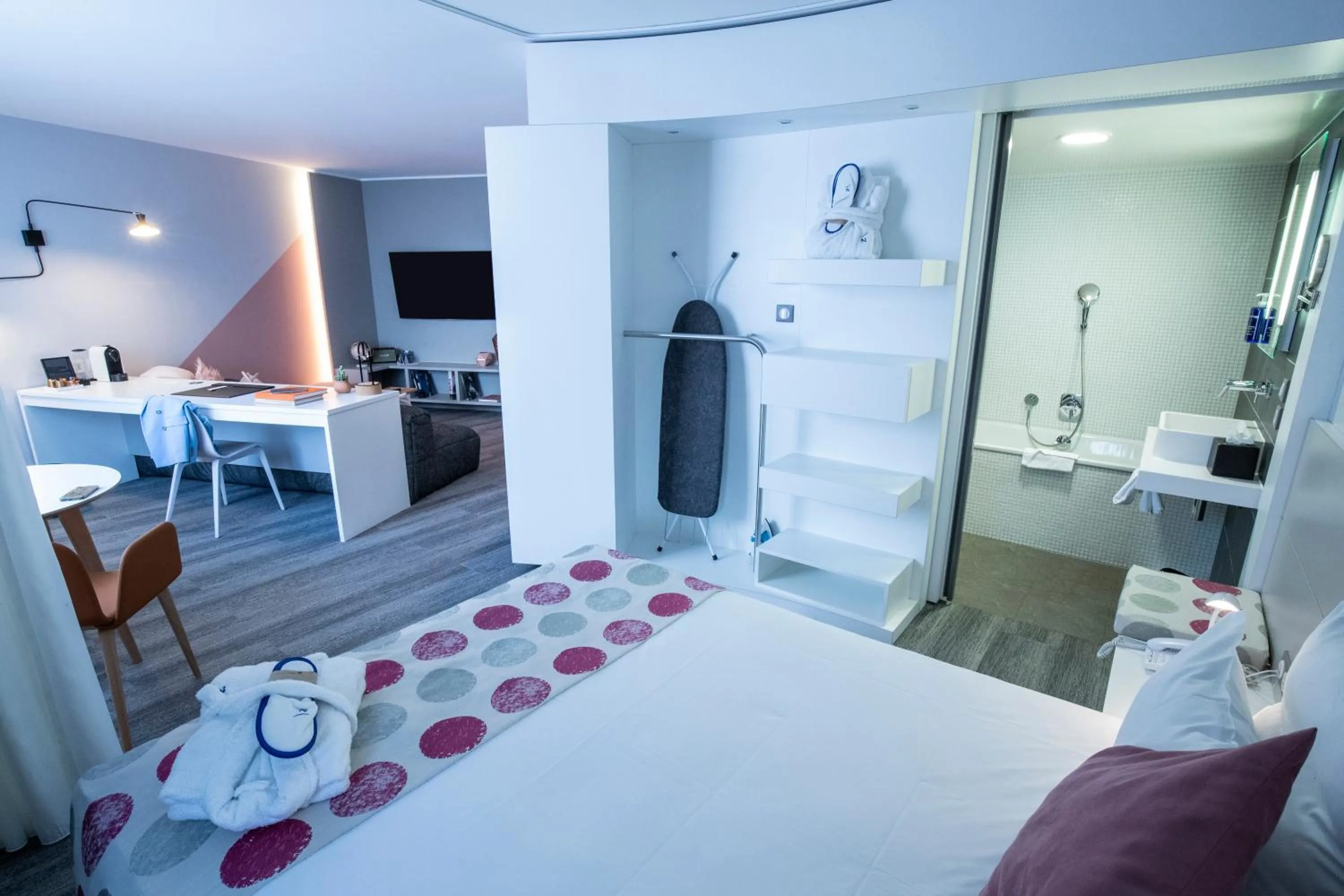 Photo of the whole room, Bed in Novotel Suites Luxembourg