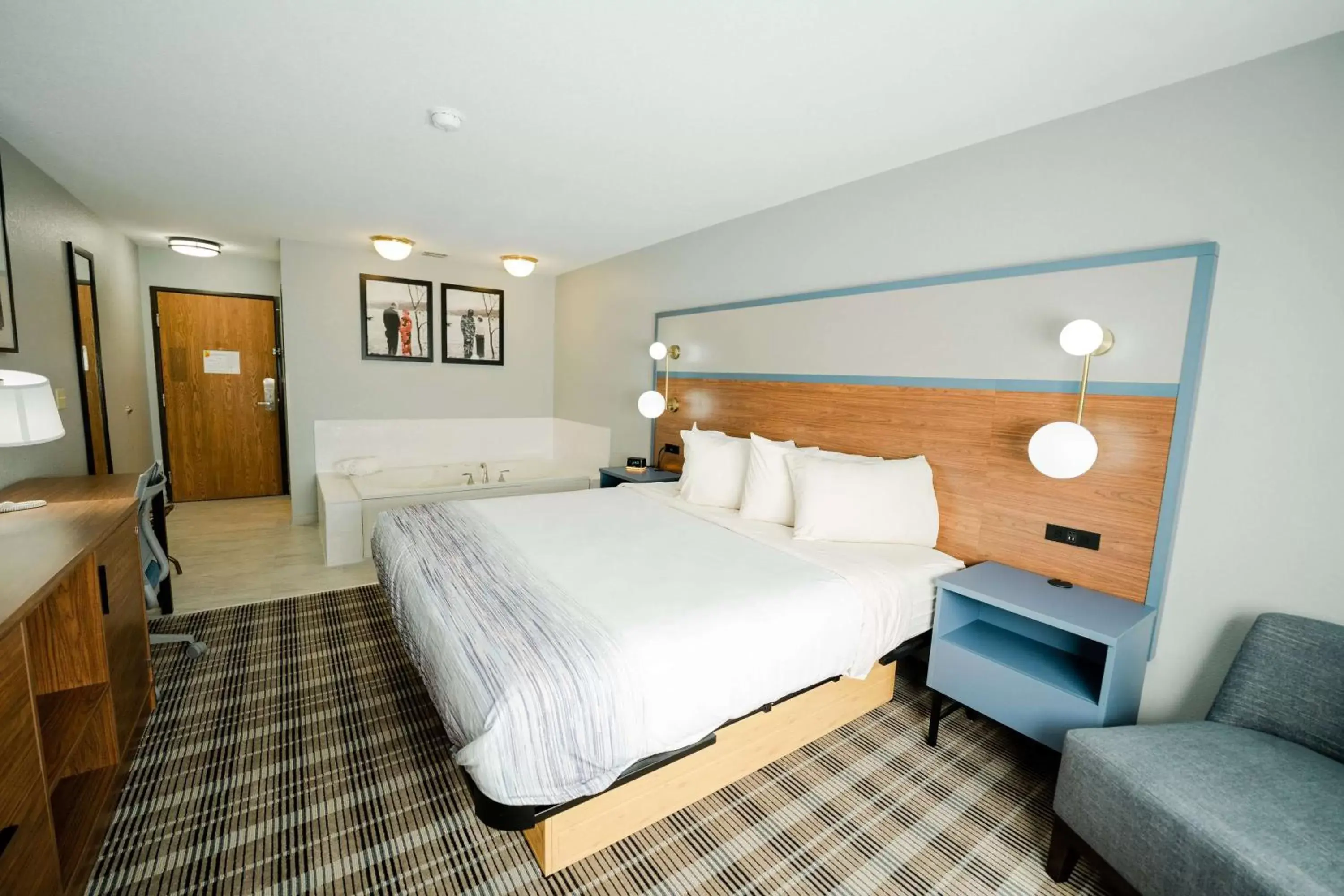 Photo of the whole room, Bed in AmericInn by Wyndham Tomahawk