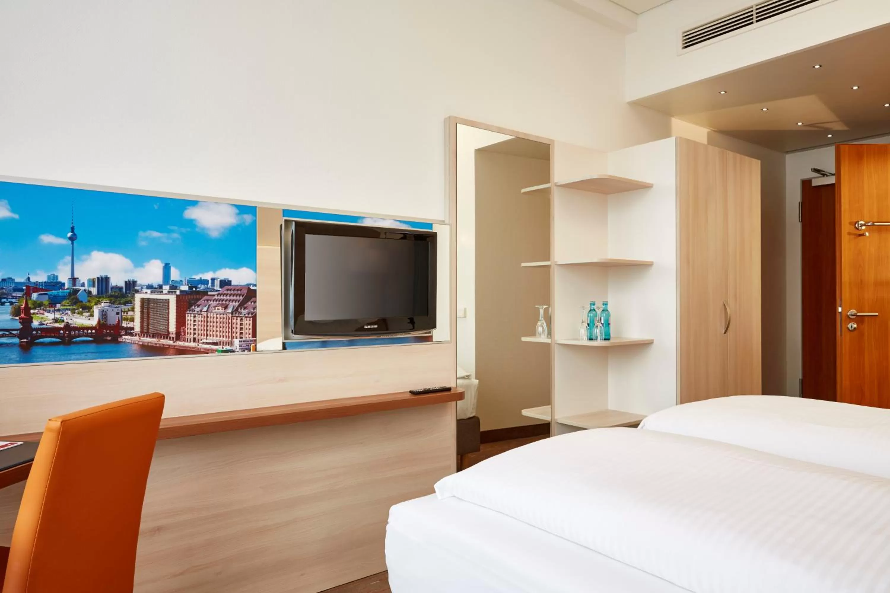 Photo of the whole room, Bed in H+ Hotel Berlin Mitte