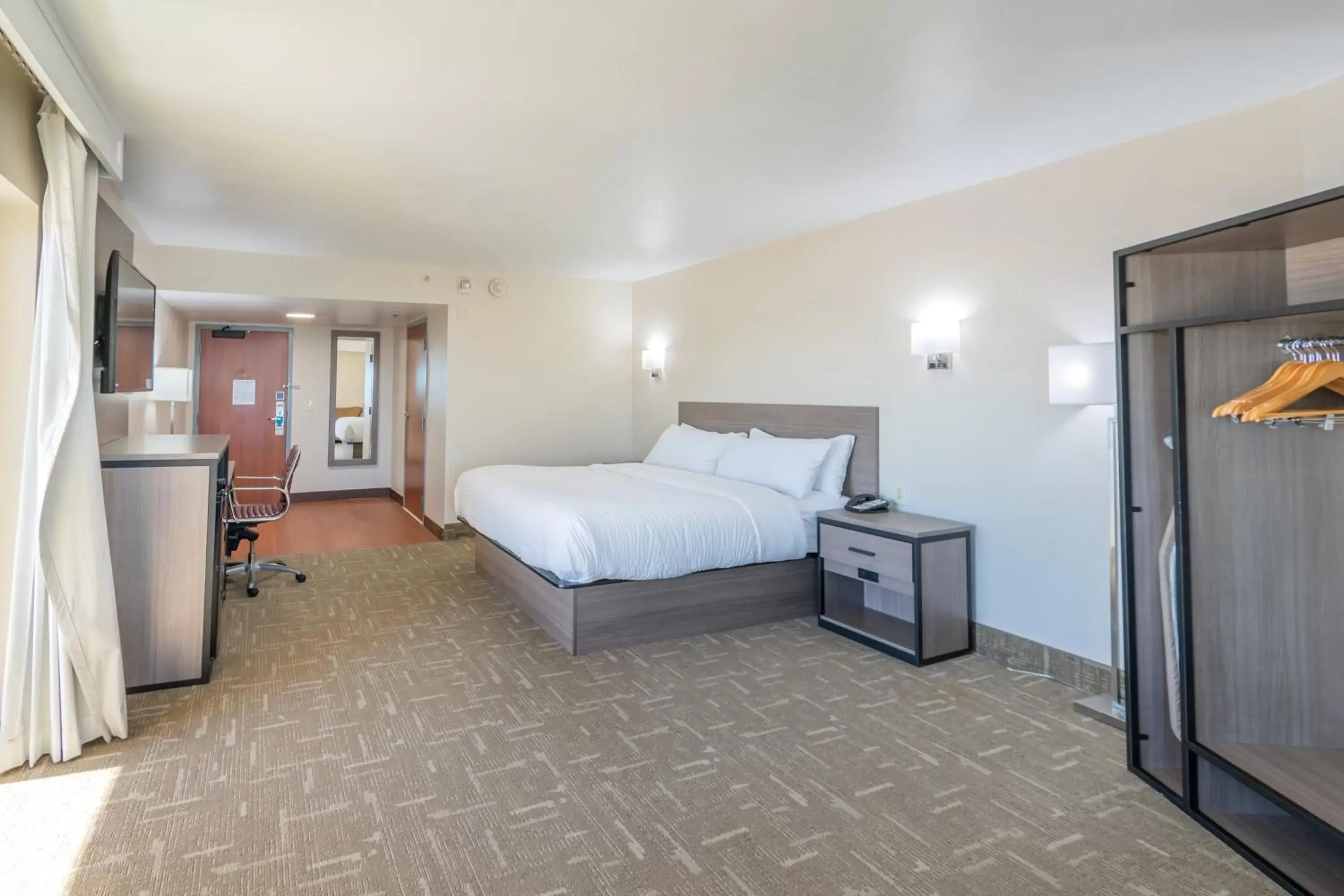 Photo of the whole room, Bed in Clarion Pointe Galveston Seawall