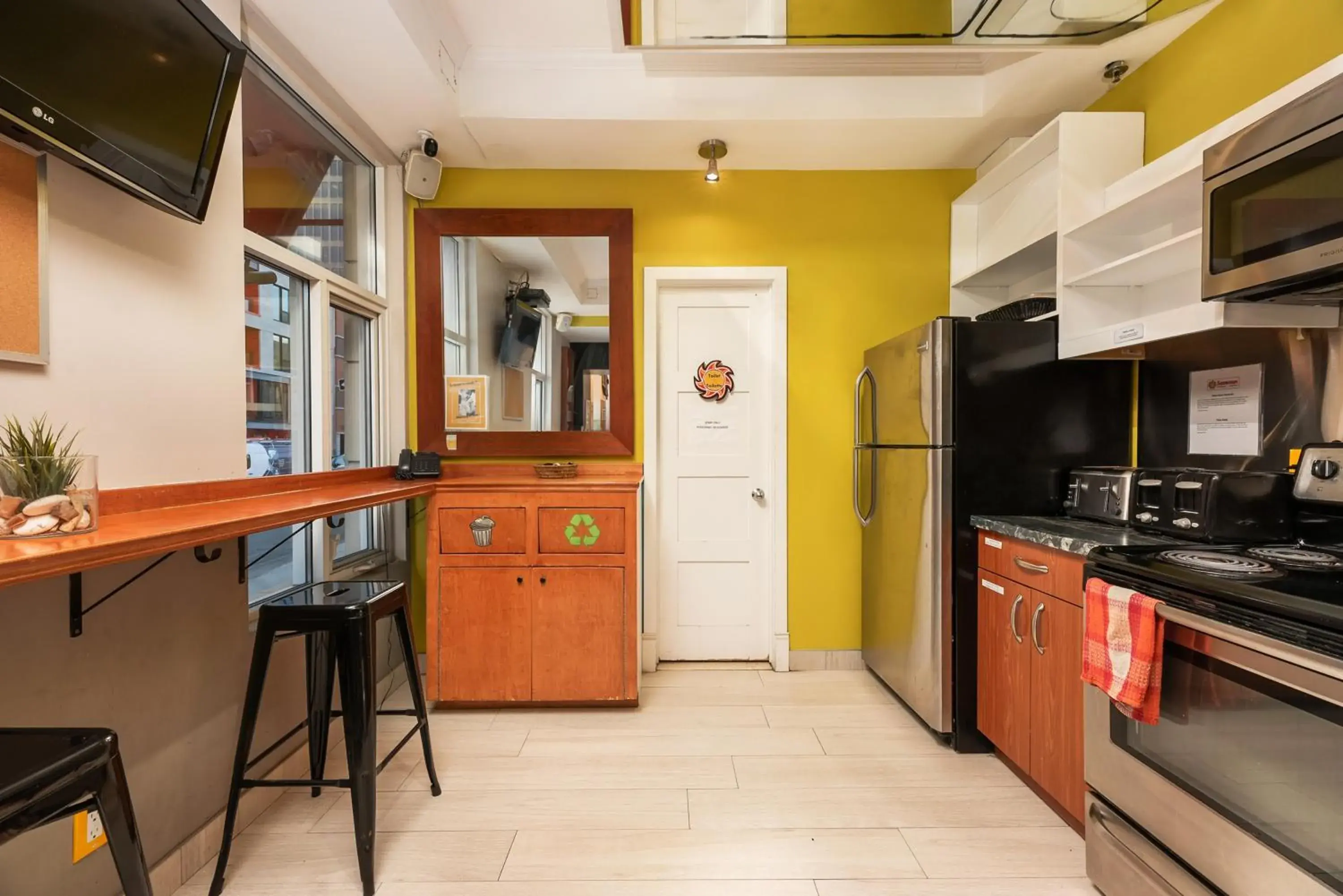 Communal kitchen, Kitchen/Kitchenette in Samesun Montreal Central