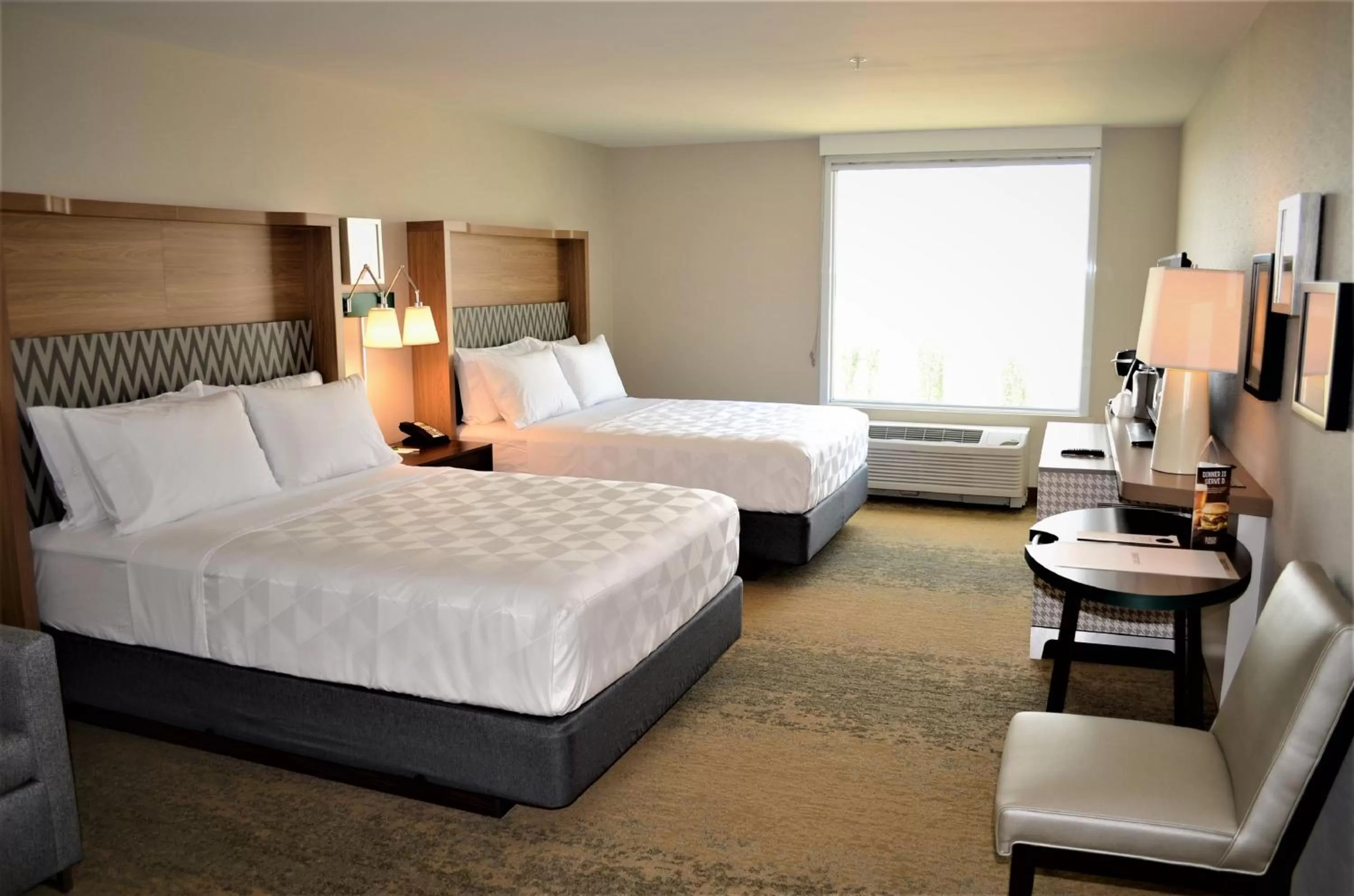 Photo of the whole room, Bed in Holiday Inn Edmonton South - Evario Events by IHG