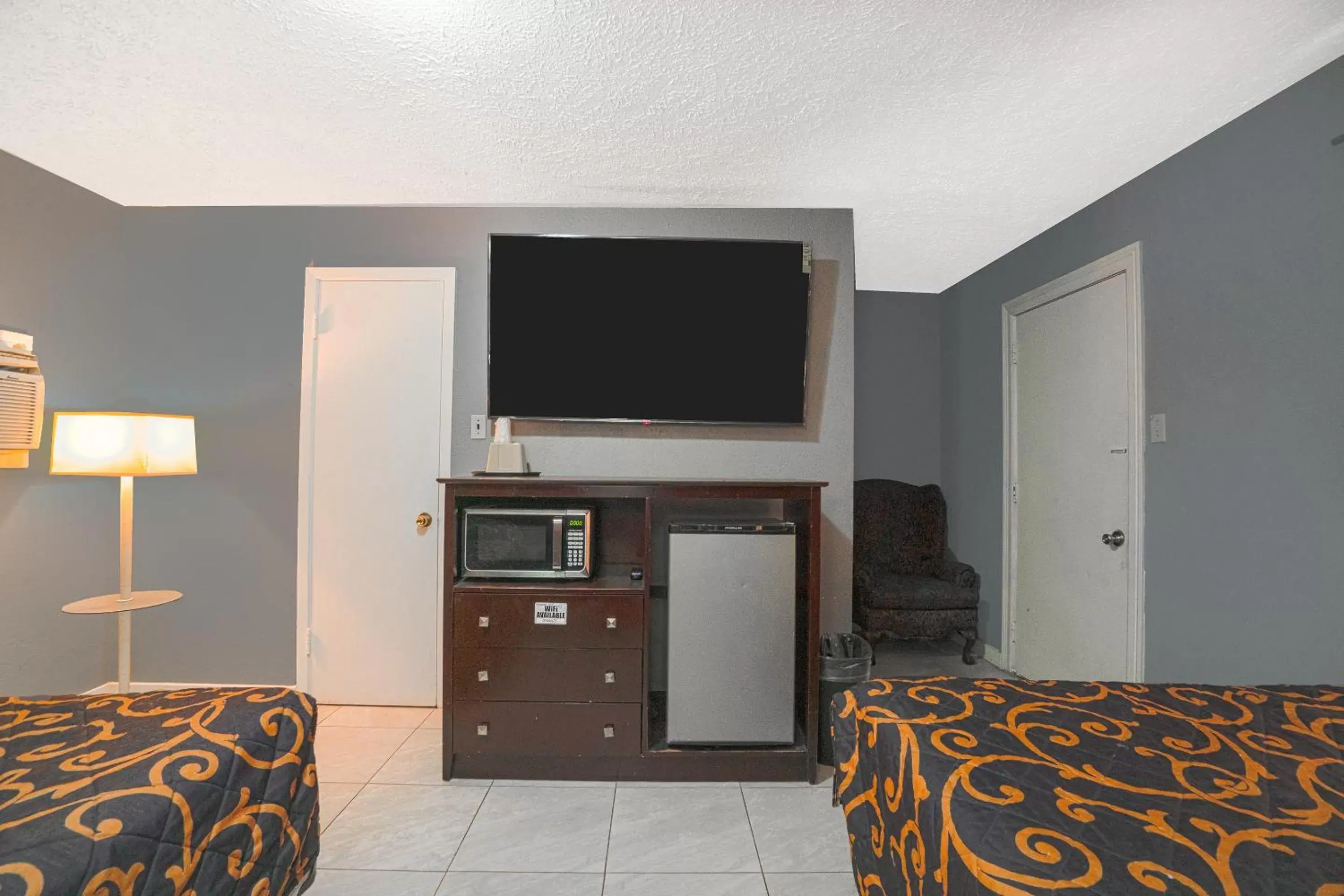 TV and multimedia, TV/Entertainment Center in Texana Inn Edna By OYO