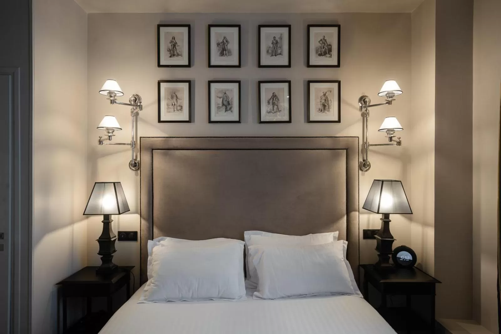 Bed in Hotel Saint-Louis en L'Isle - Notre-Dame