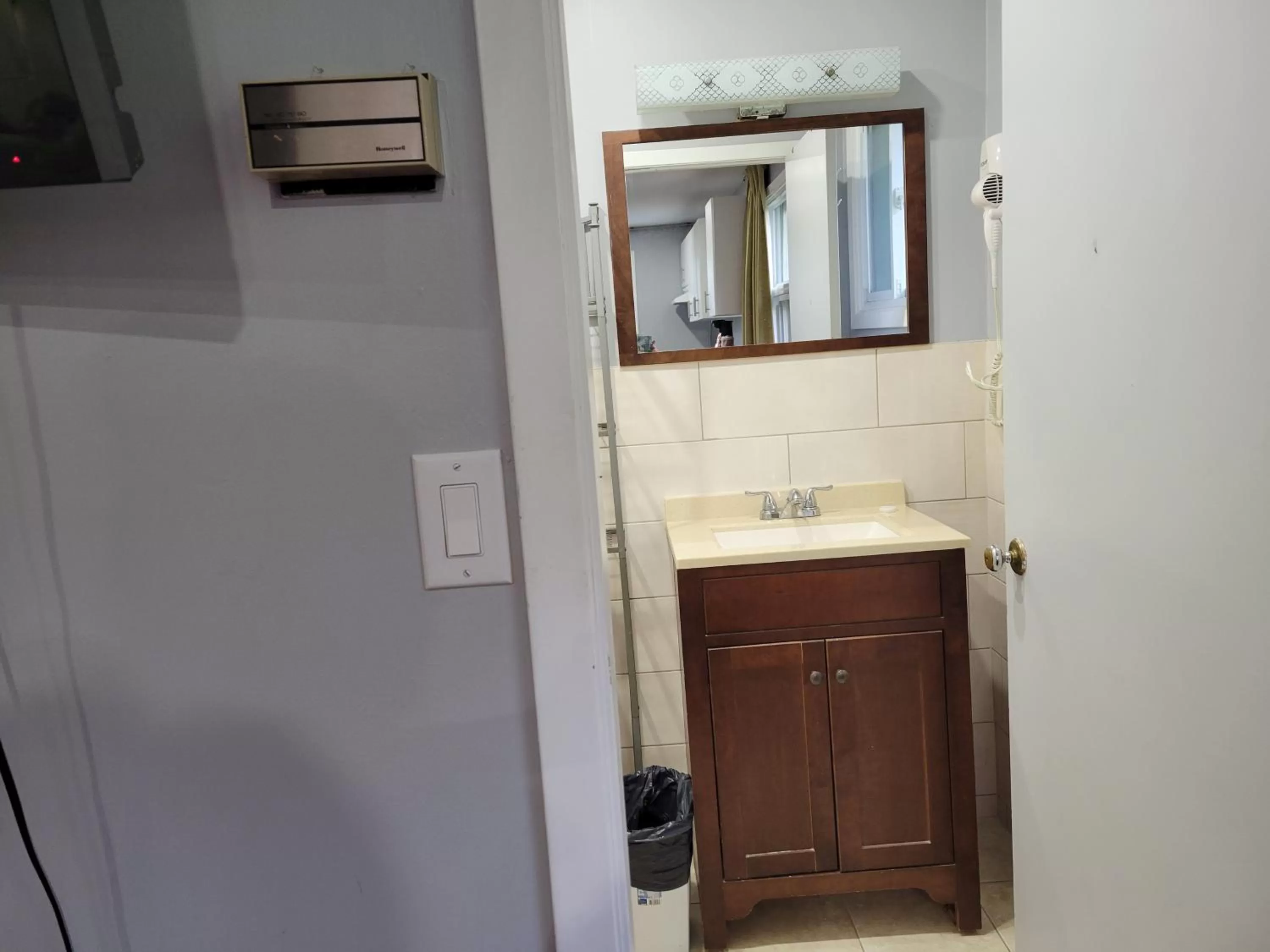 Bathroom in Knights Inn Cobourg