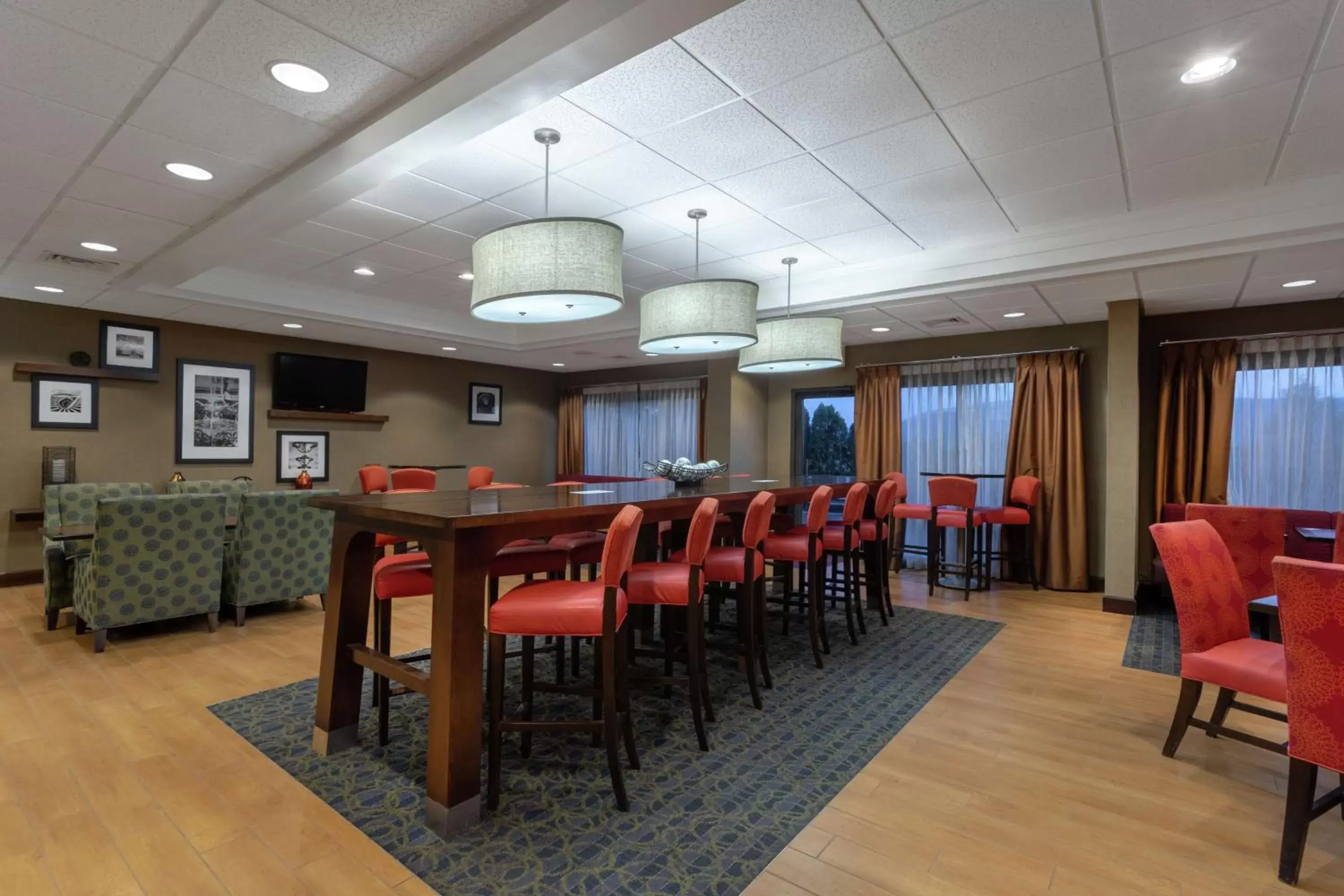 Lobby or reception, Restaurant/Places to Eat in Hampton Inn Bedford
