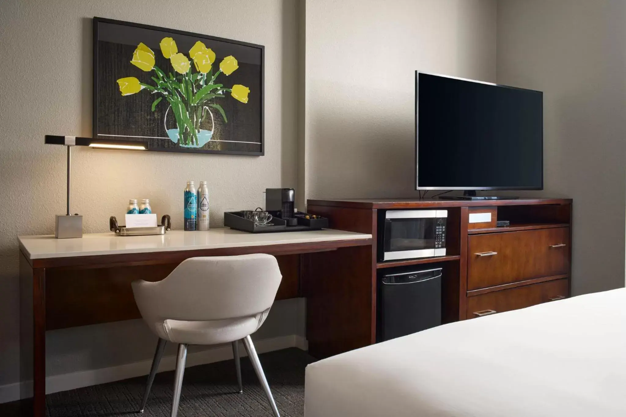 Bedroom, TV/Entertainment Center in Archer Hotel Falls Church