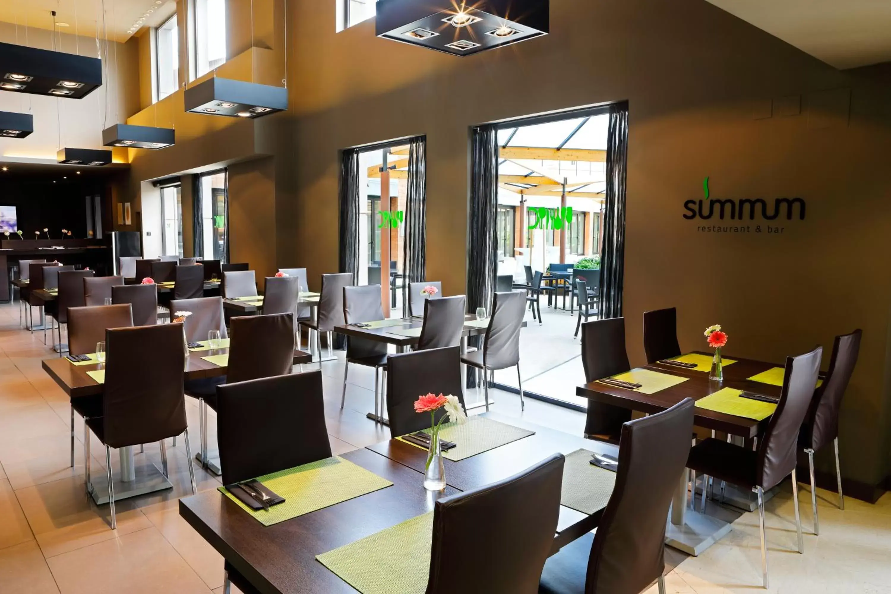 Restaurant/Places to Eat in Hotel Alimara
