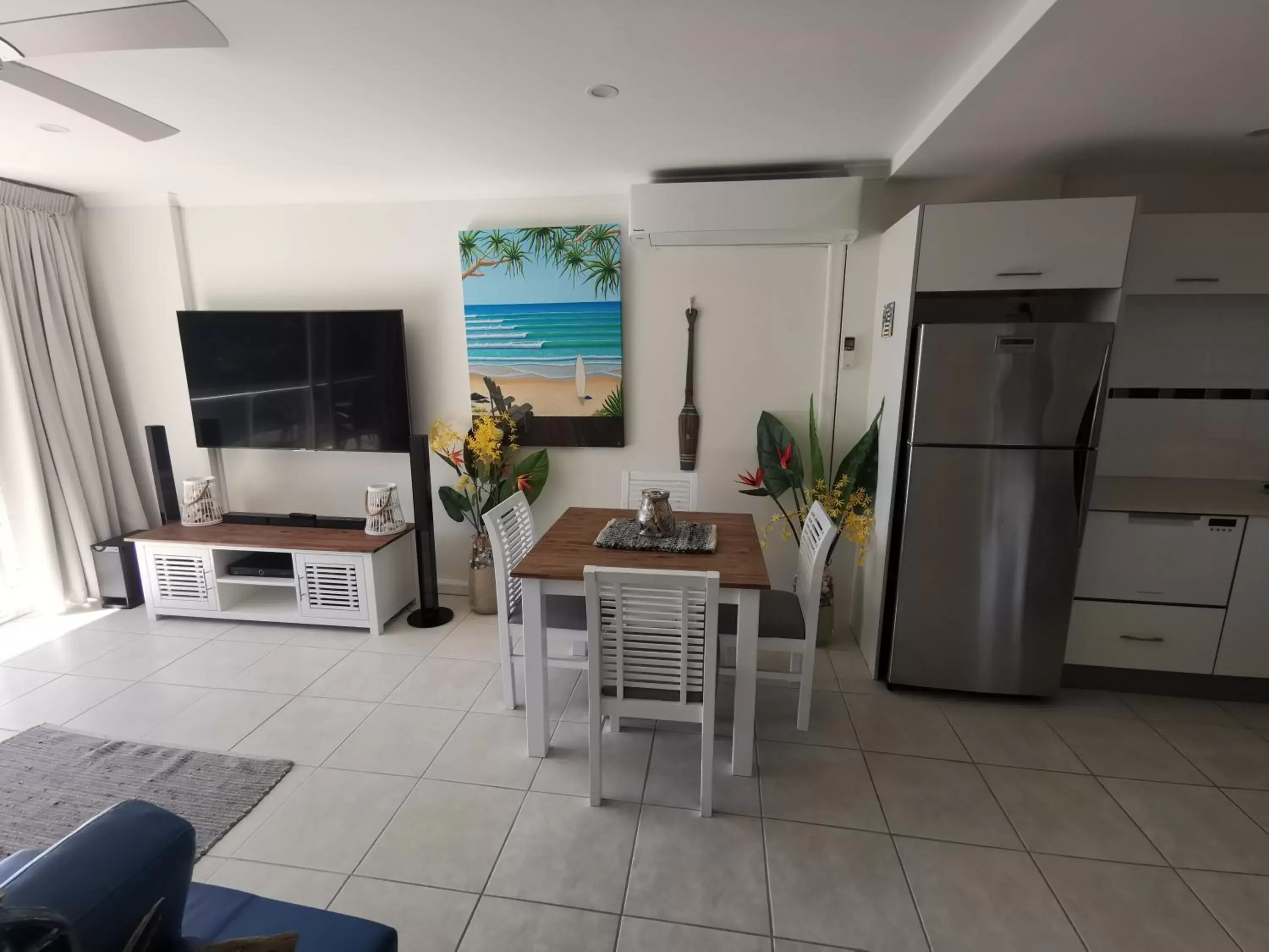 Dining area, Kitchen/Kitchenette in One The Esplanade Apartments on Surfers Paradise